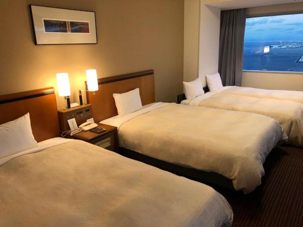 Deluxe Corner Twin Room with Extra Bed and Highway View - Non-Smoking - Photo 1