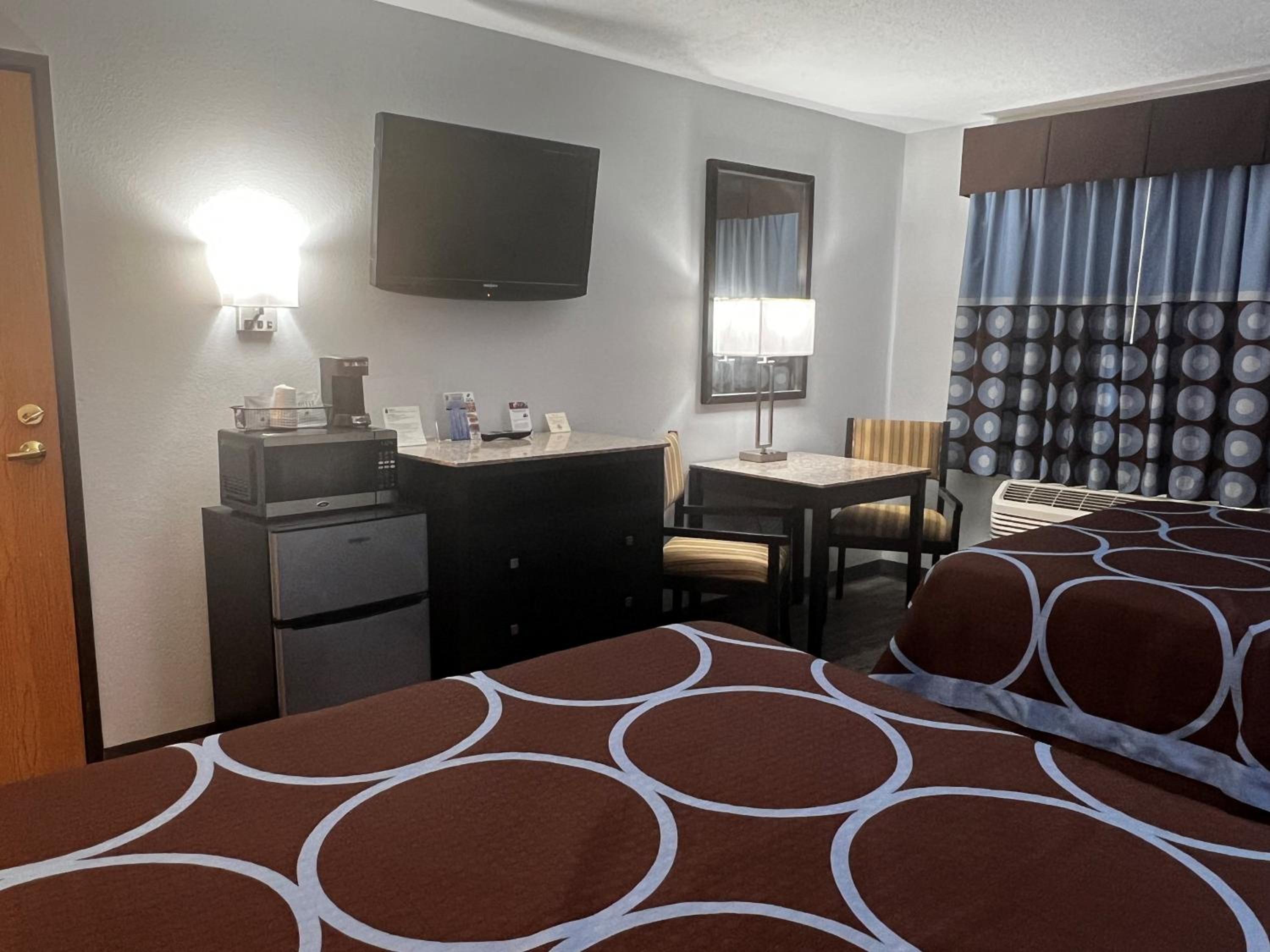 Queen Room with Two Queen Beds - Non-Smoking - Photo 1