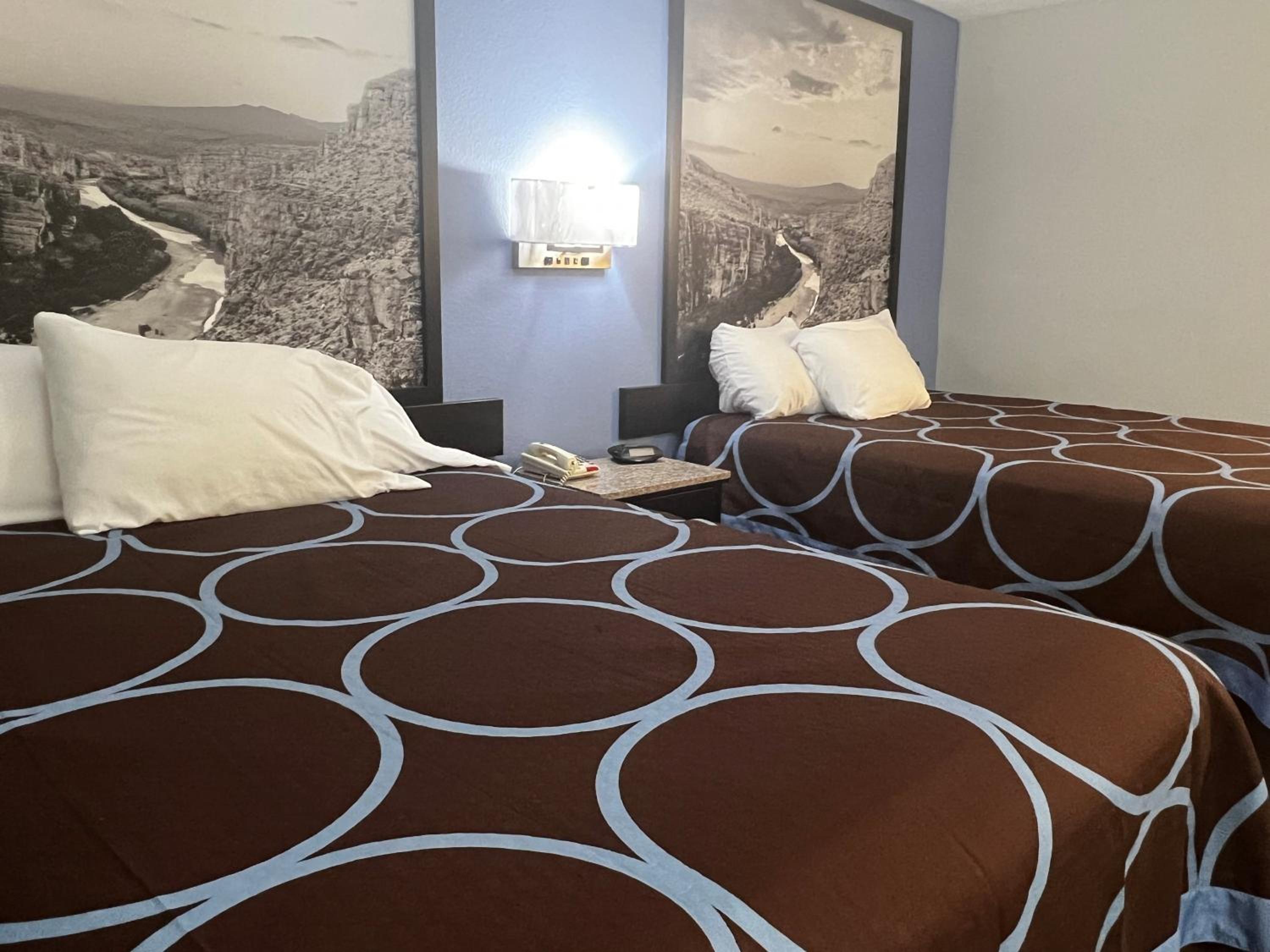 Queen Room with Two Queen Beds - Non-Smoking - Photo 9