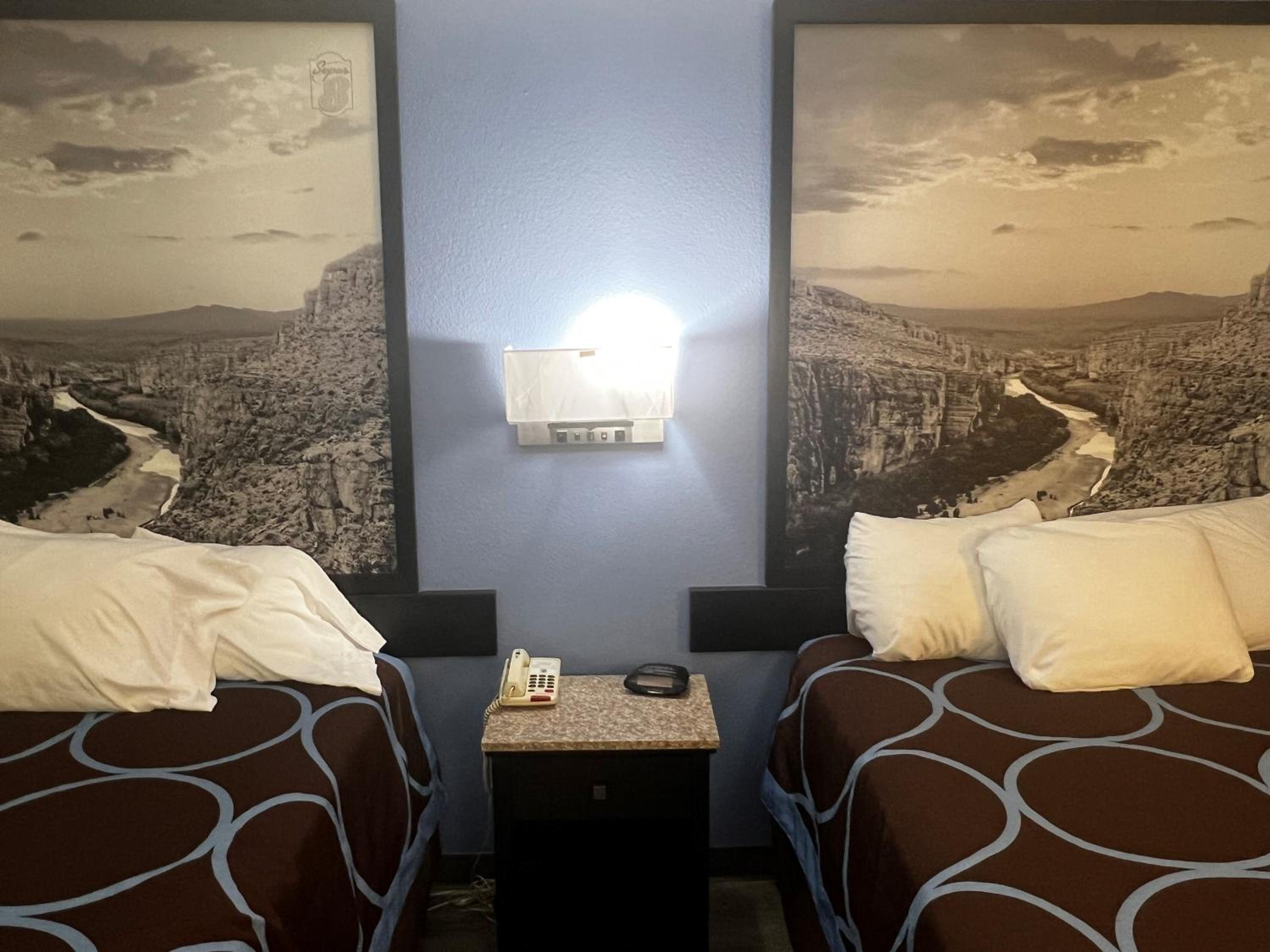 Queen Room with Two Queen Beds - Non-Smoking - Photo 8