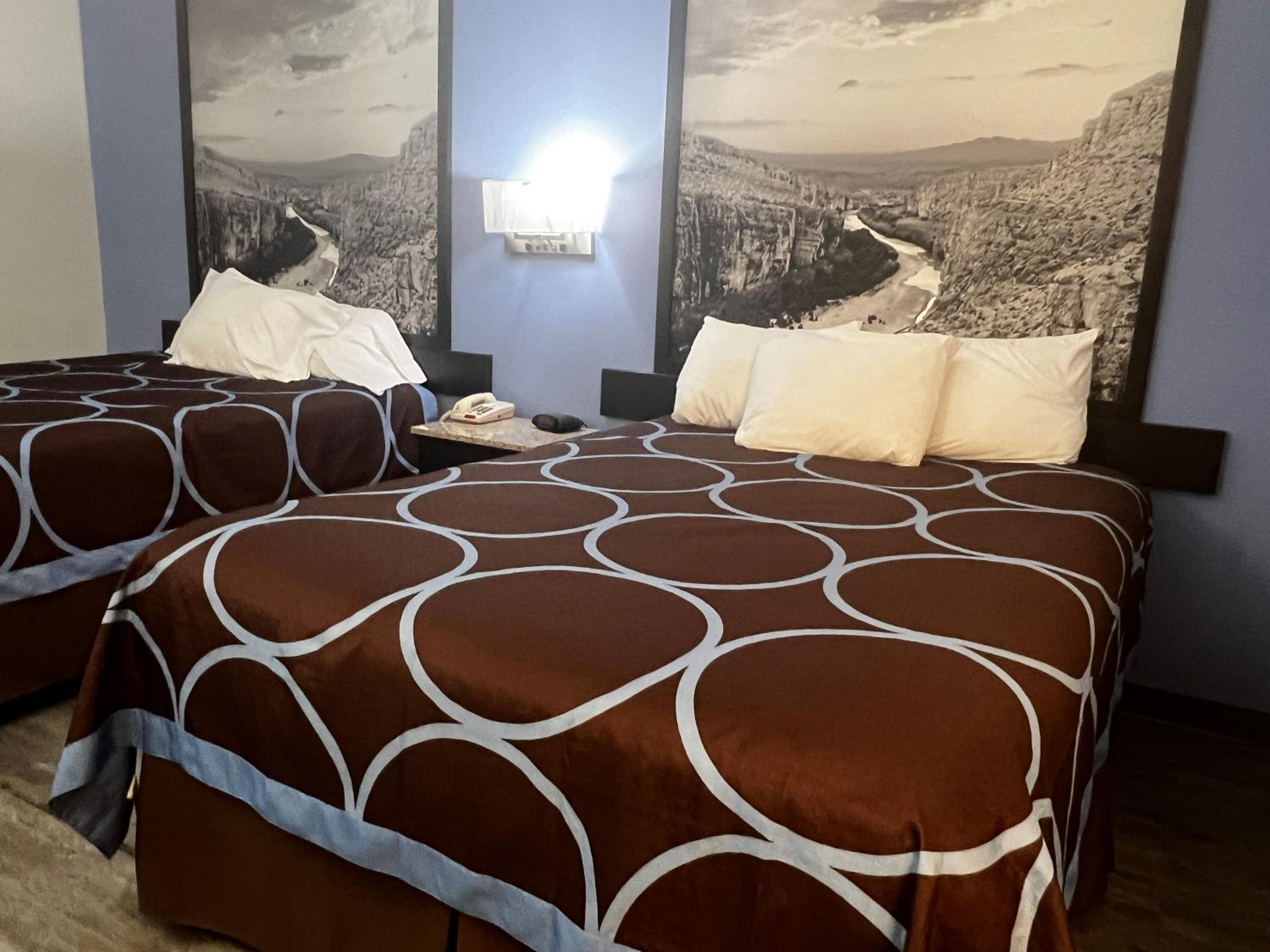 Queen Room with Two Queen Beds - Non-Smoking - Photo 6