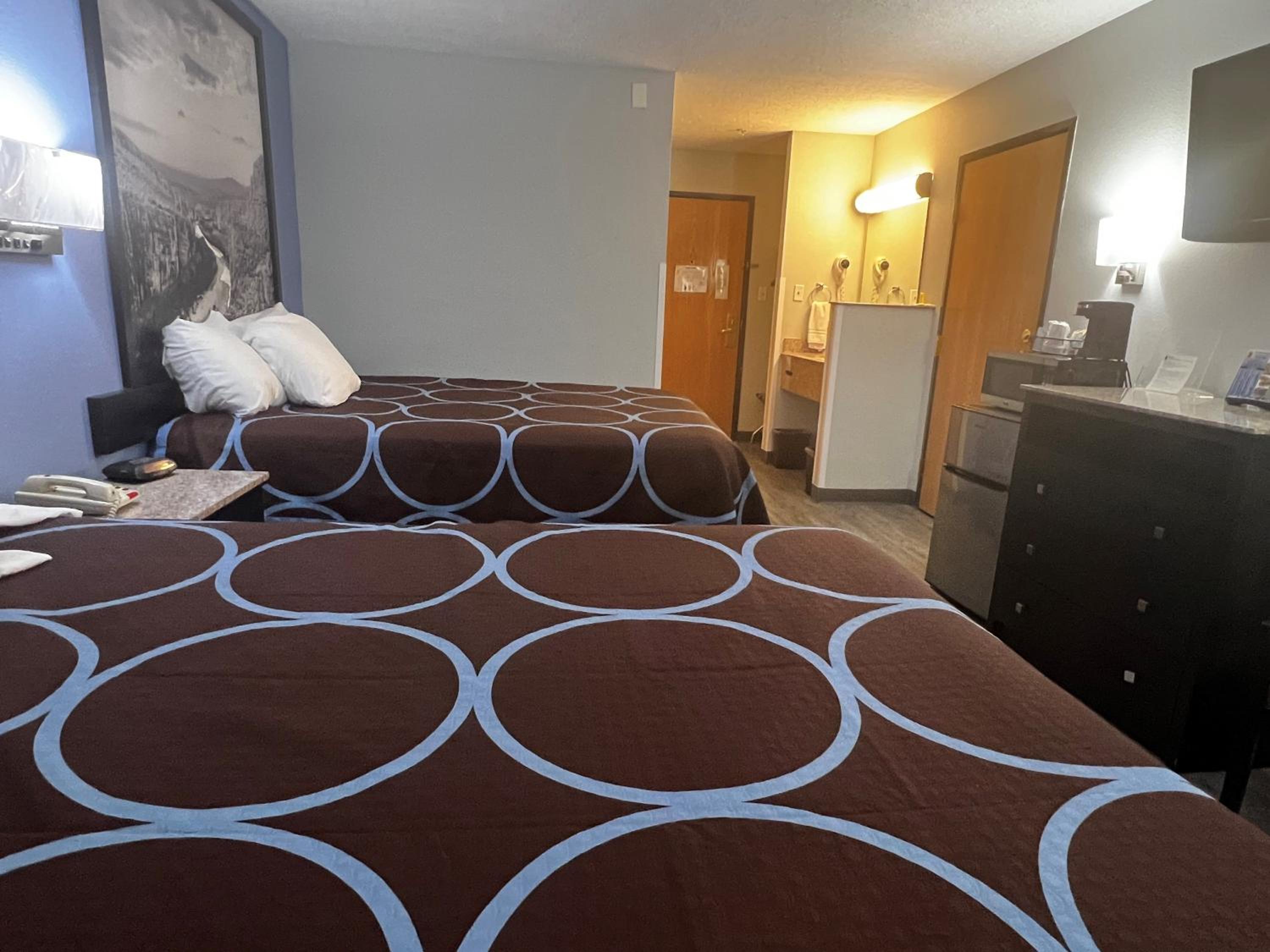 Queen Room with Two Queen Beds - Non-Smoking - Photo 7