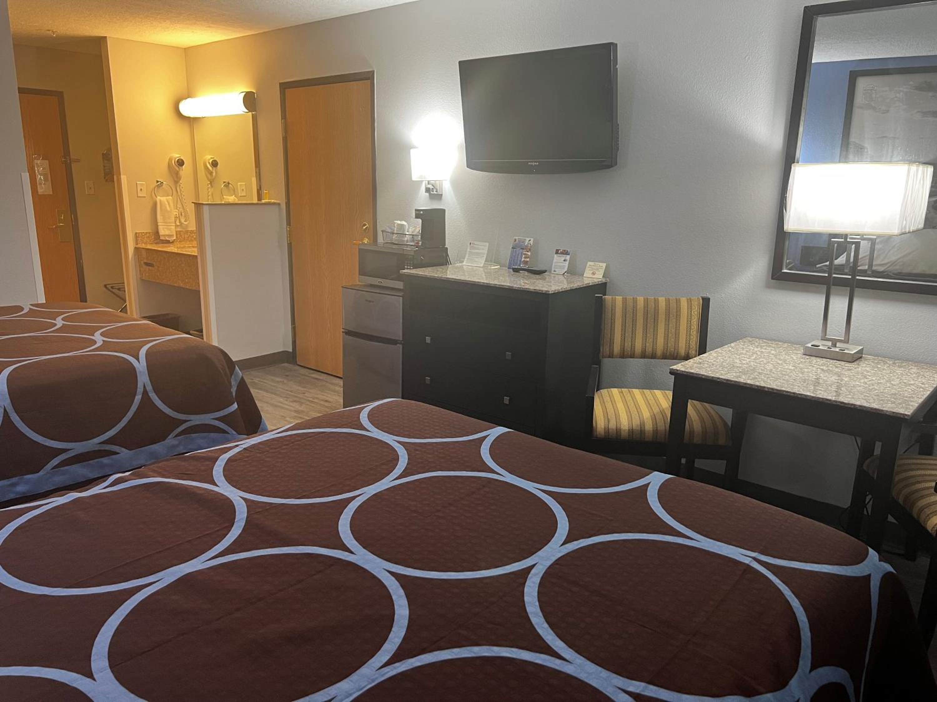 Queen Room with Two Queen Beds - Non-Smoking - Photo 3