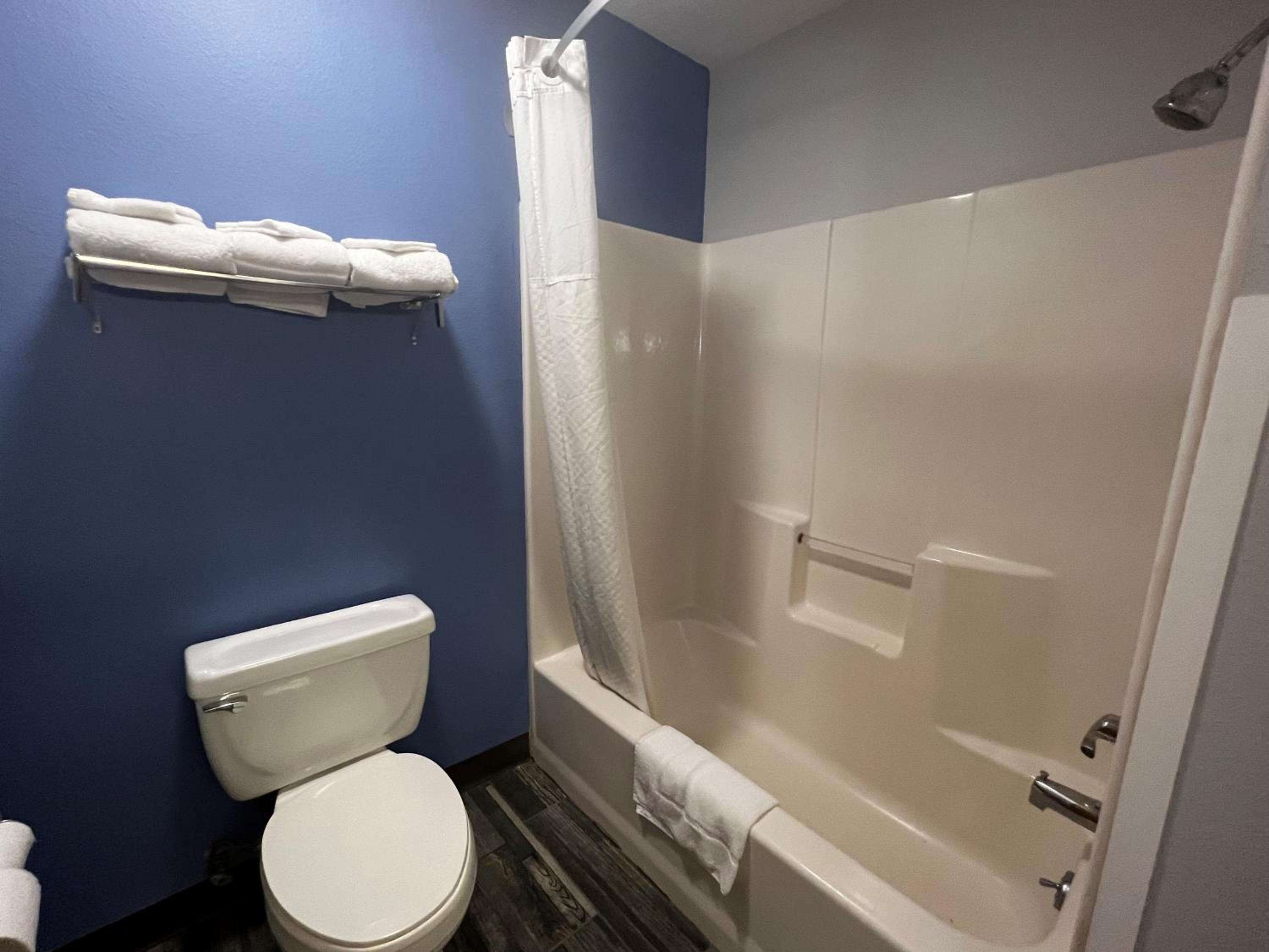King Room - Non-Smoking - Photo 3