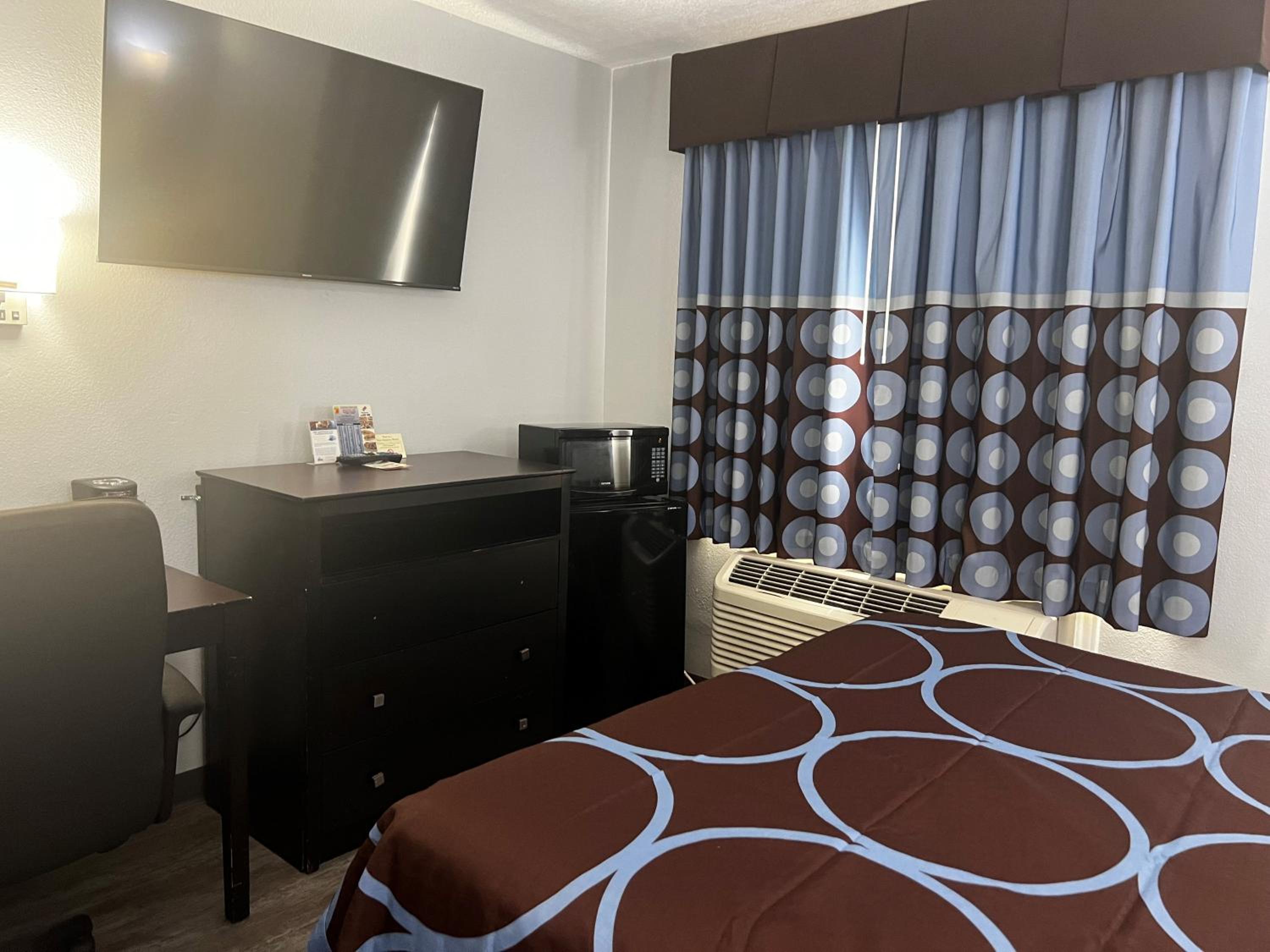 1 Queen Bed Mobility Accessible Room Non-Smoking photo 1