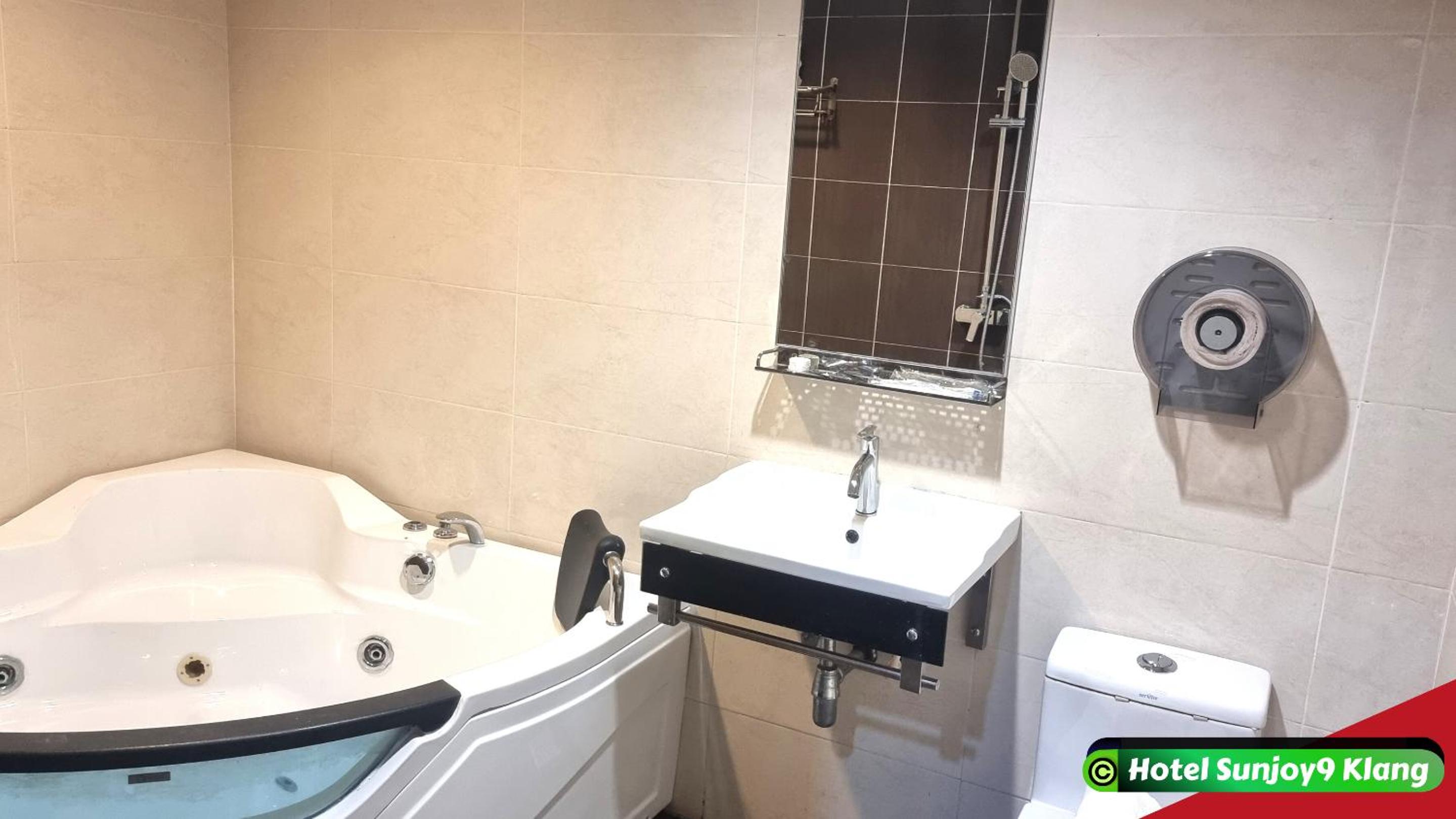 Premium Family-4 Suite with Jacuzzi Spa Bath - Photo 8