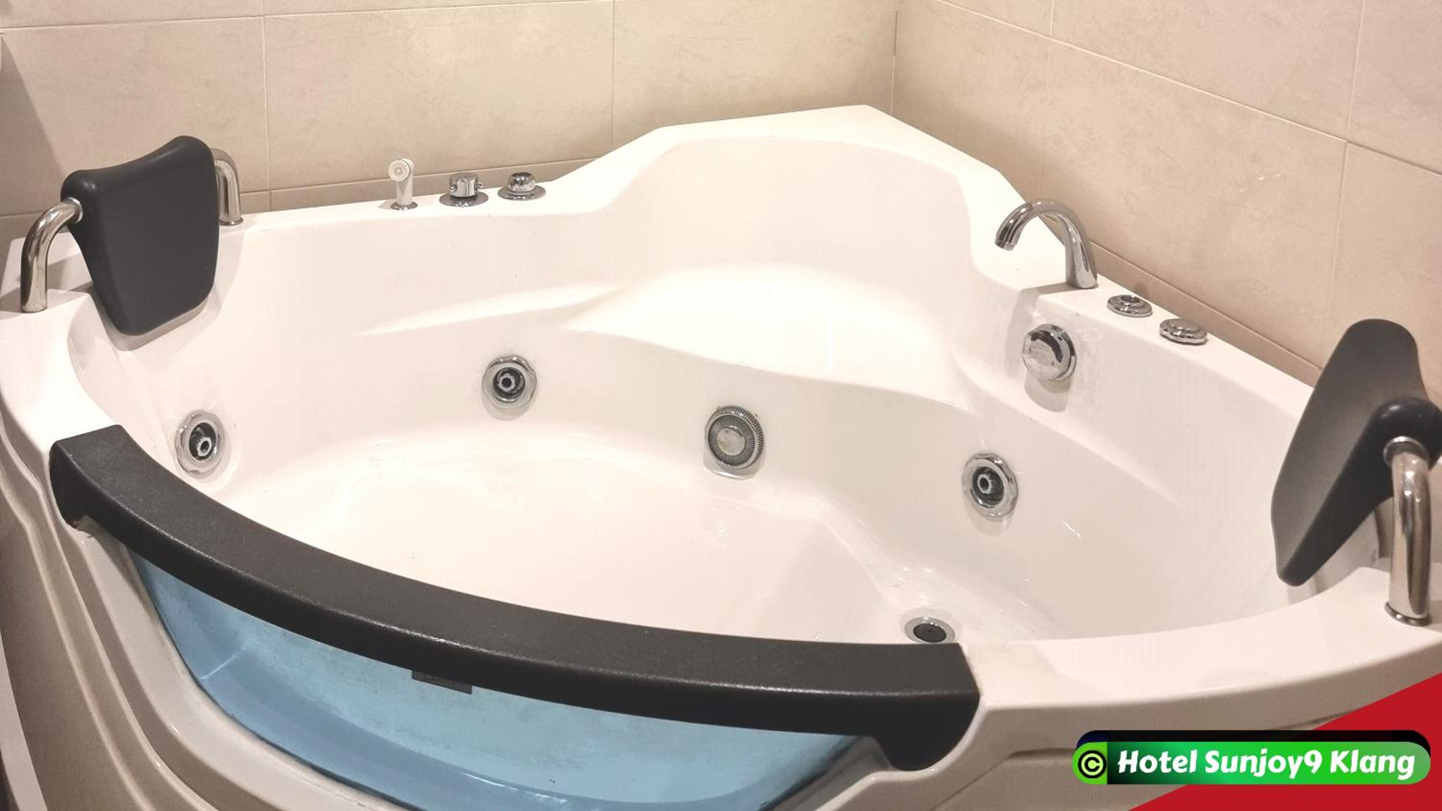 Premium Family-4 Suite with Jacuzzi Spa Bath - Photo 10