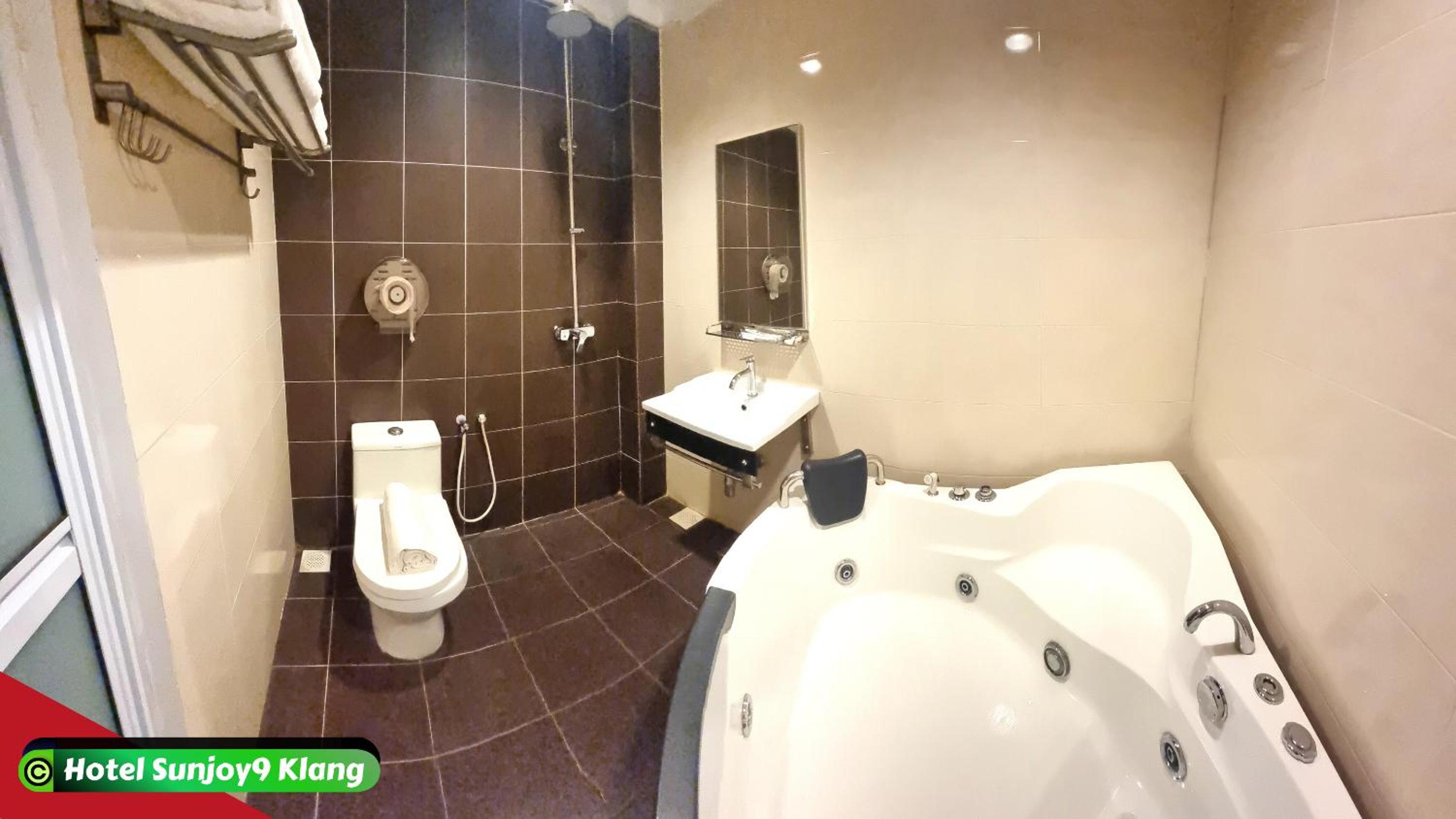 Premium Family-4 Suite with Jacuzzi Spa Bath - Photo 14