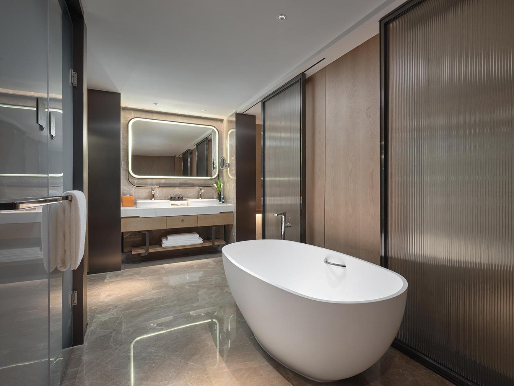 Premium King Room - Photo 3