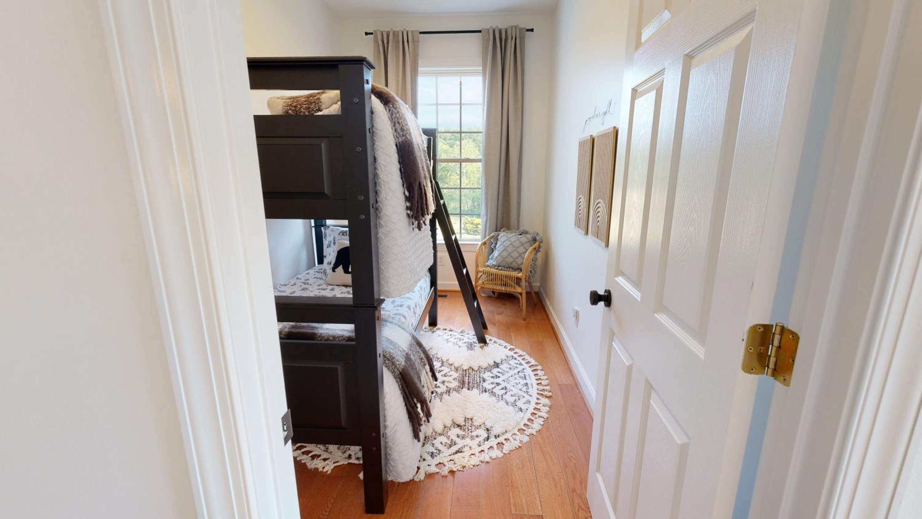 Five-Bedroom House photo 1