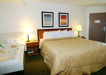 Queen Room with Two Queen Beds - Photo 4