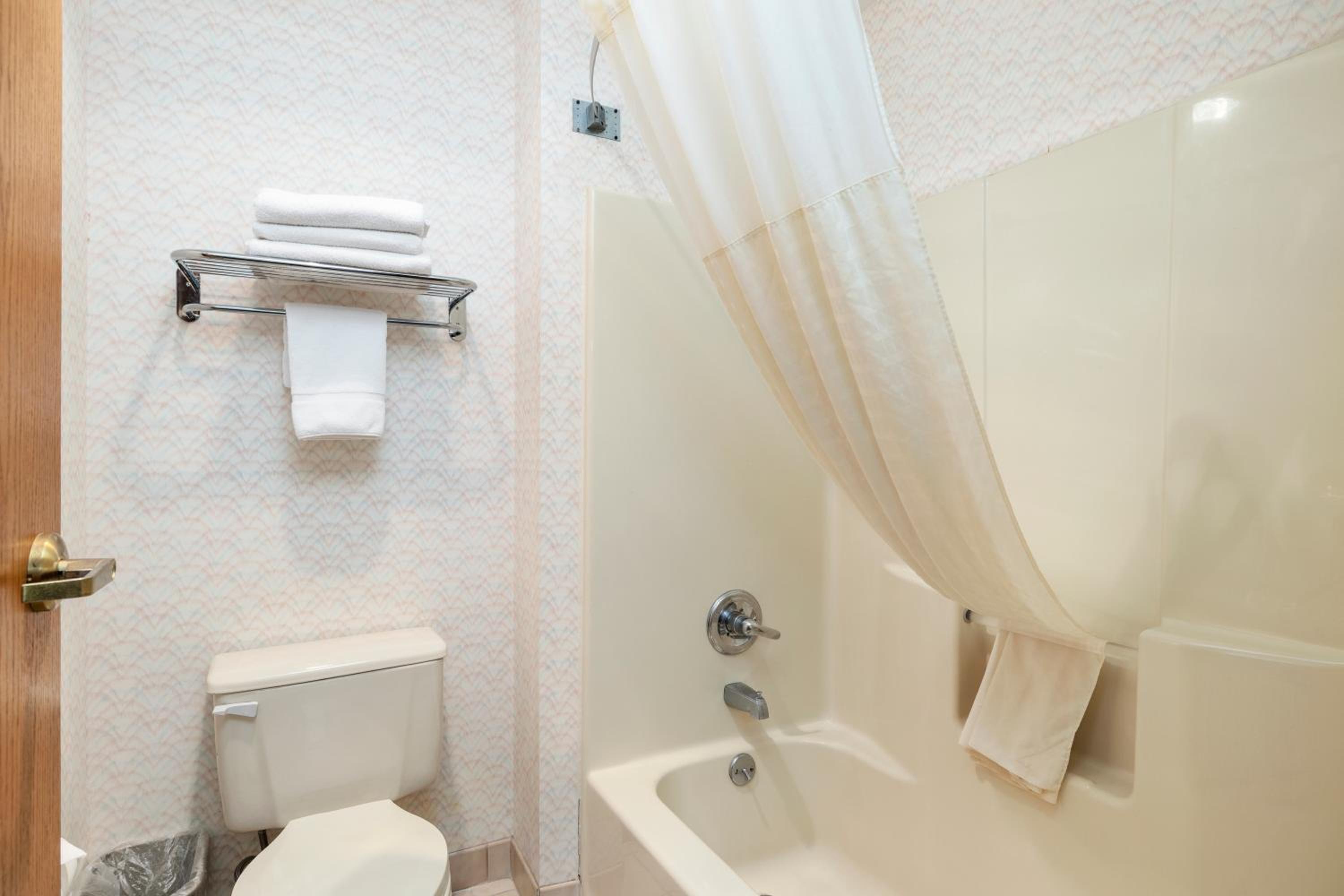 Queen Room with Two Queen Beds - Non-Smoking - Photo 6