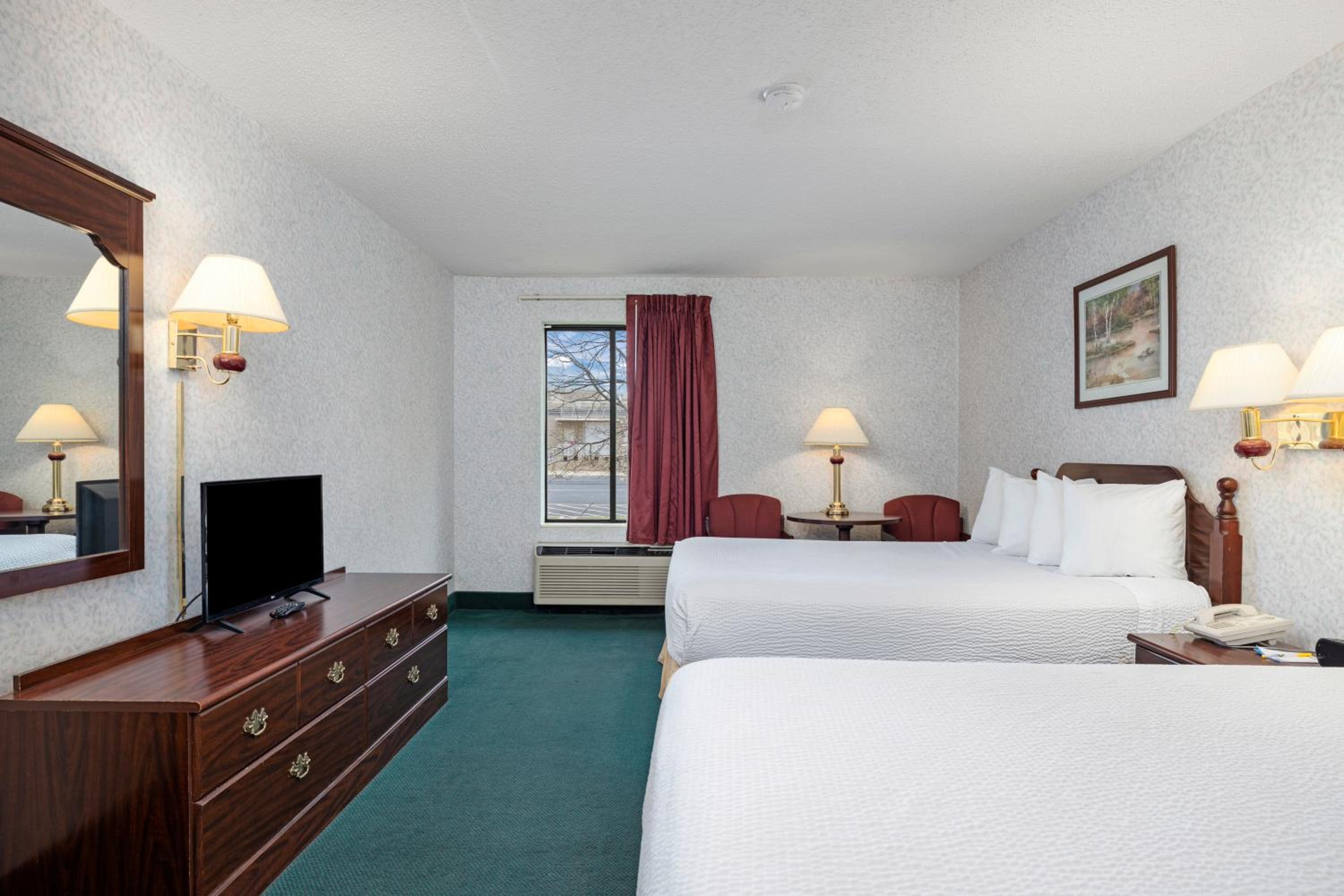 Queen Room with Two Queen Beds - Non-Smoking - Photo 3
