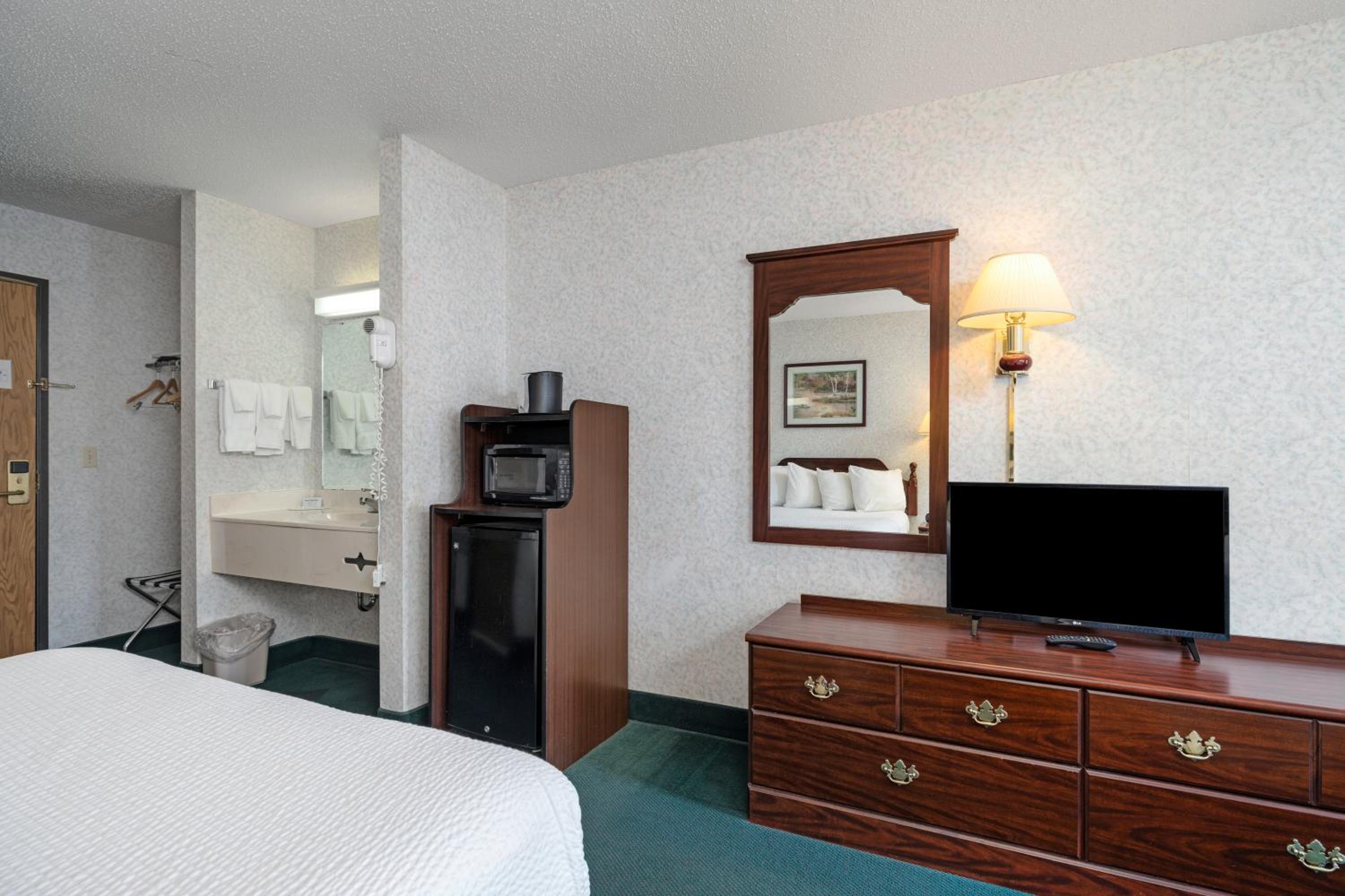 Queen Room with Two Queen Beds - Non-Smoking - Photo 5