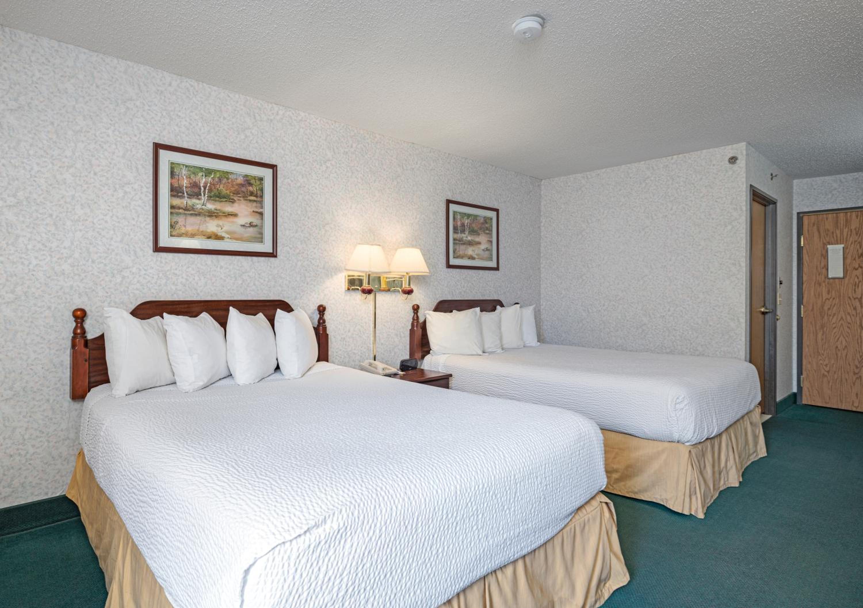 Queen Room with Two Queen Beds - Non-Smoking - Photo 2