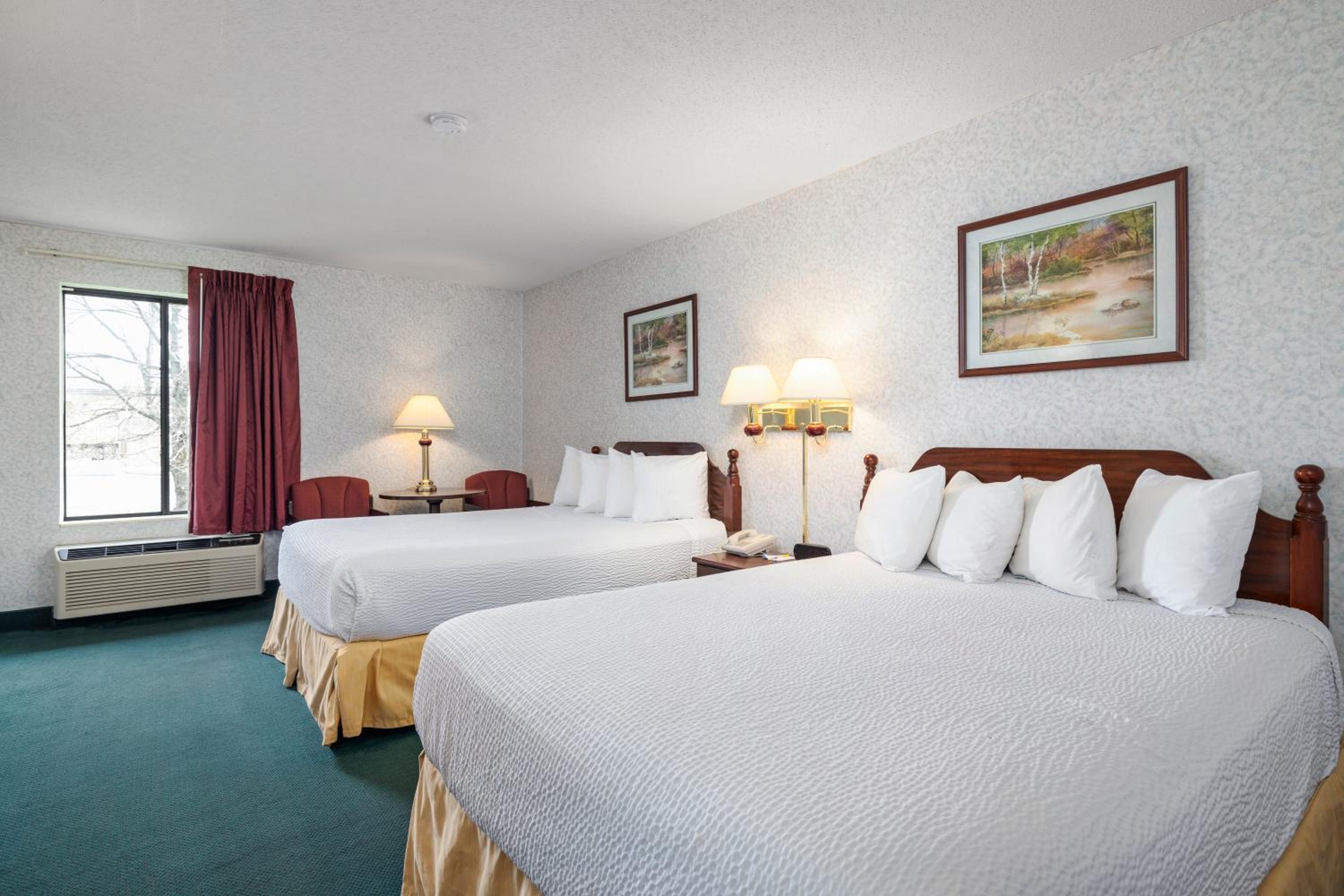 Queen Room with Two Queen Beds - Non-Smoking - Photo 4
