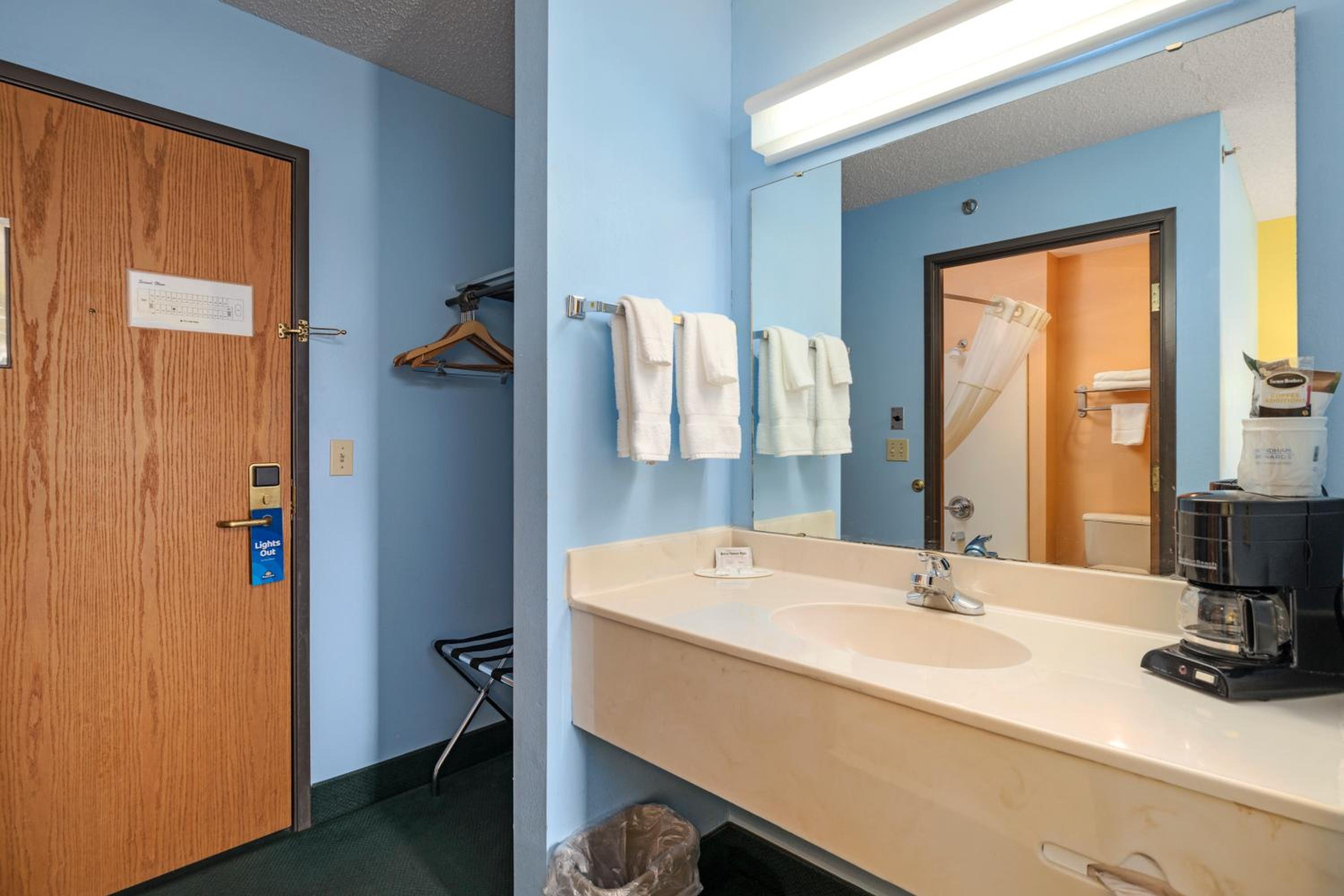 Deluxe King Room - Non-Smoking - Photo 5