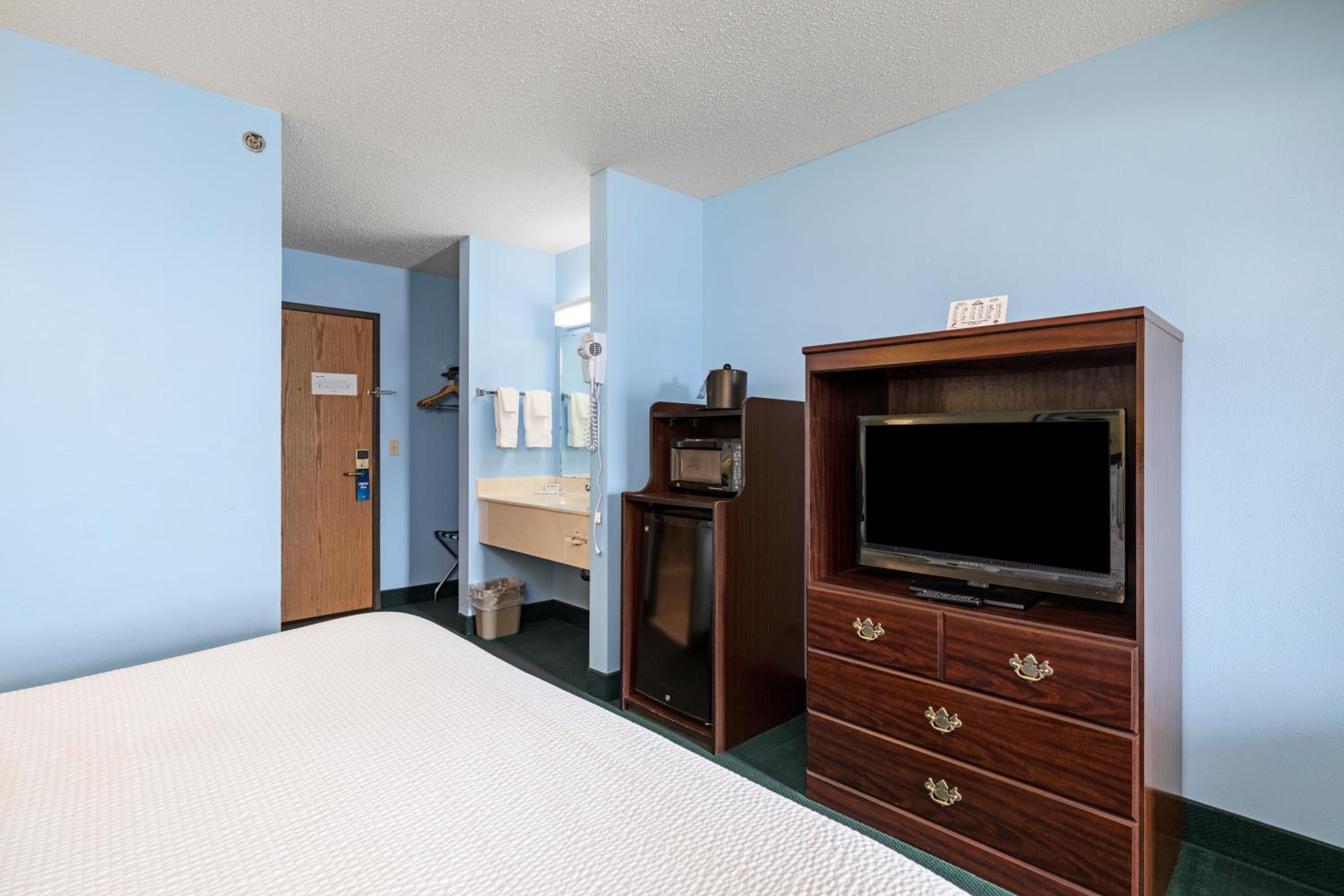 Deluxe King Room - Non-Smoking - Photo 6
