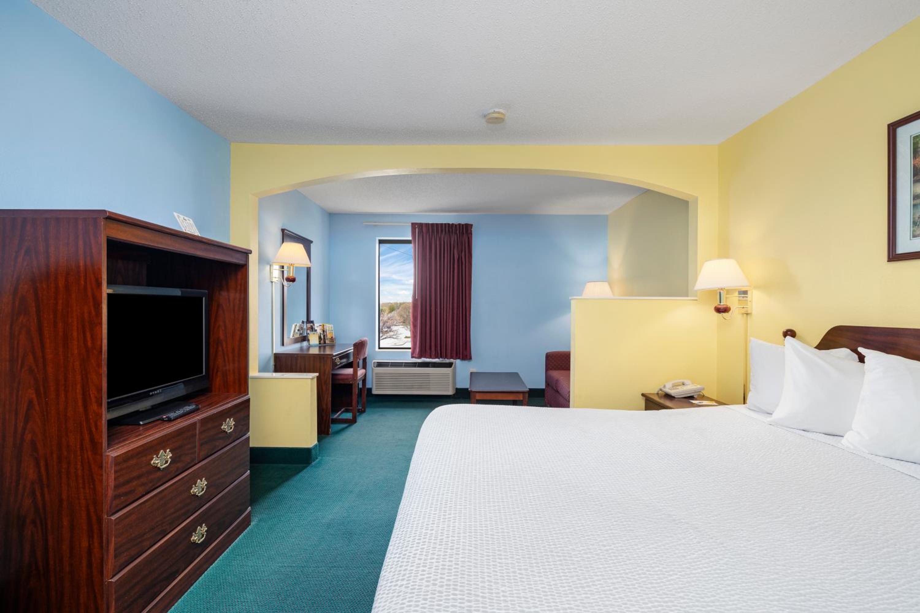 Deluxe King Room - Non-Smoking - Photo 2