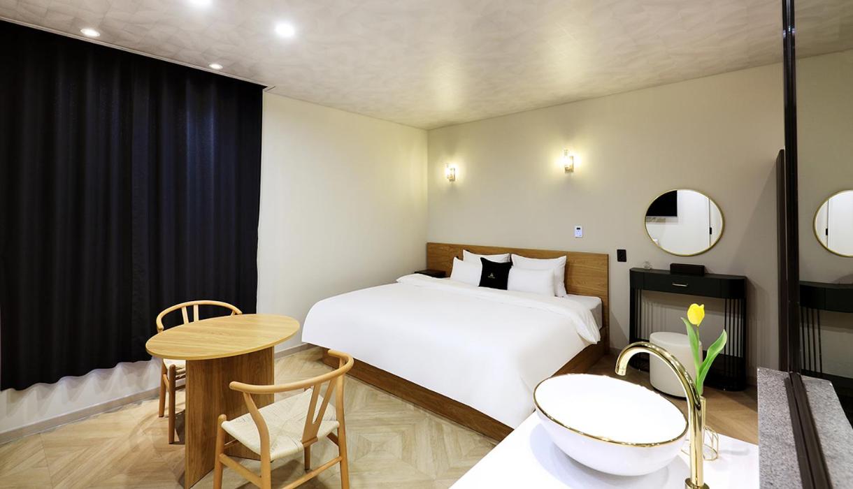 Deluxe King Room