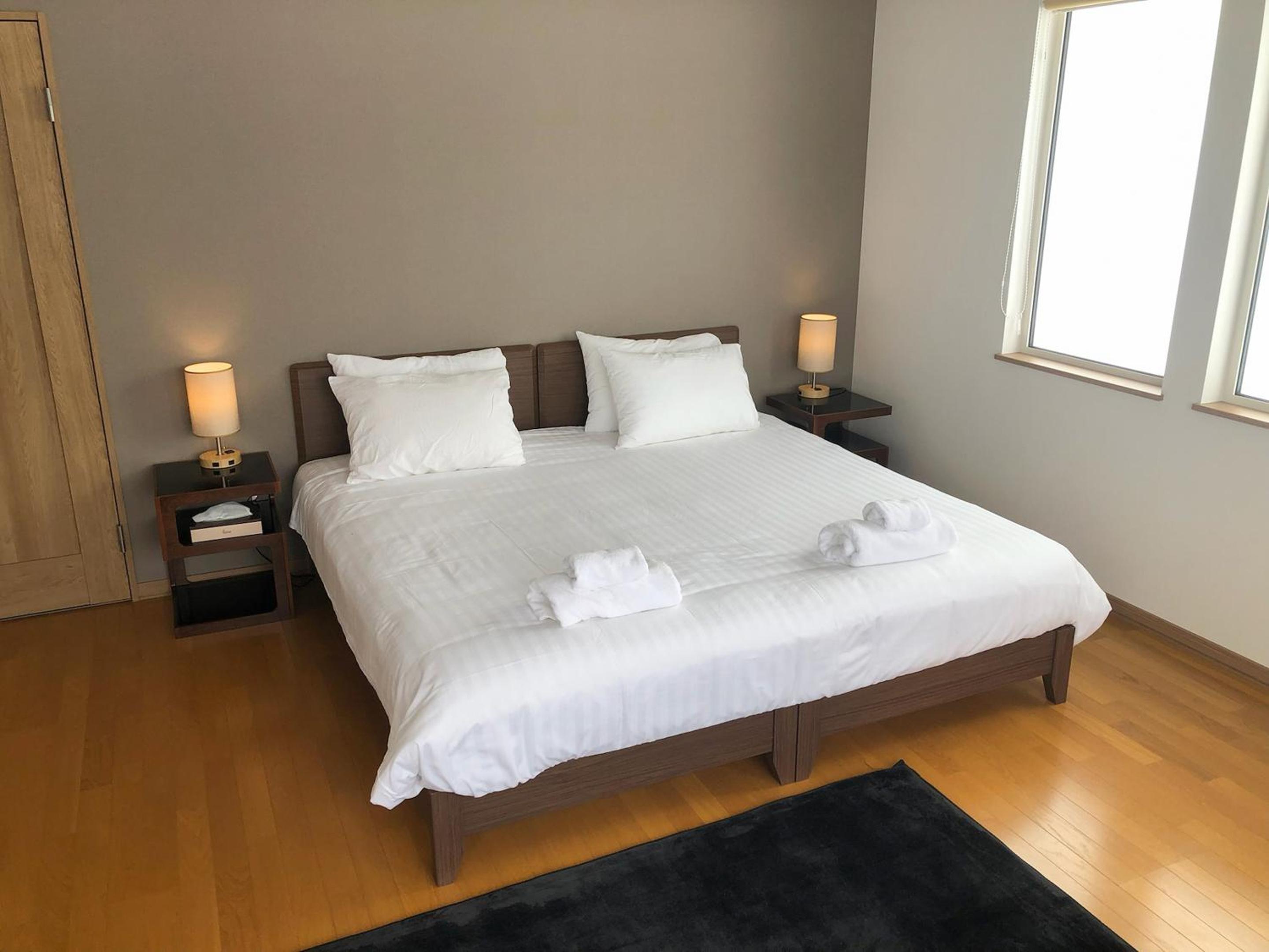 Five-Bedroom House photo 3