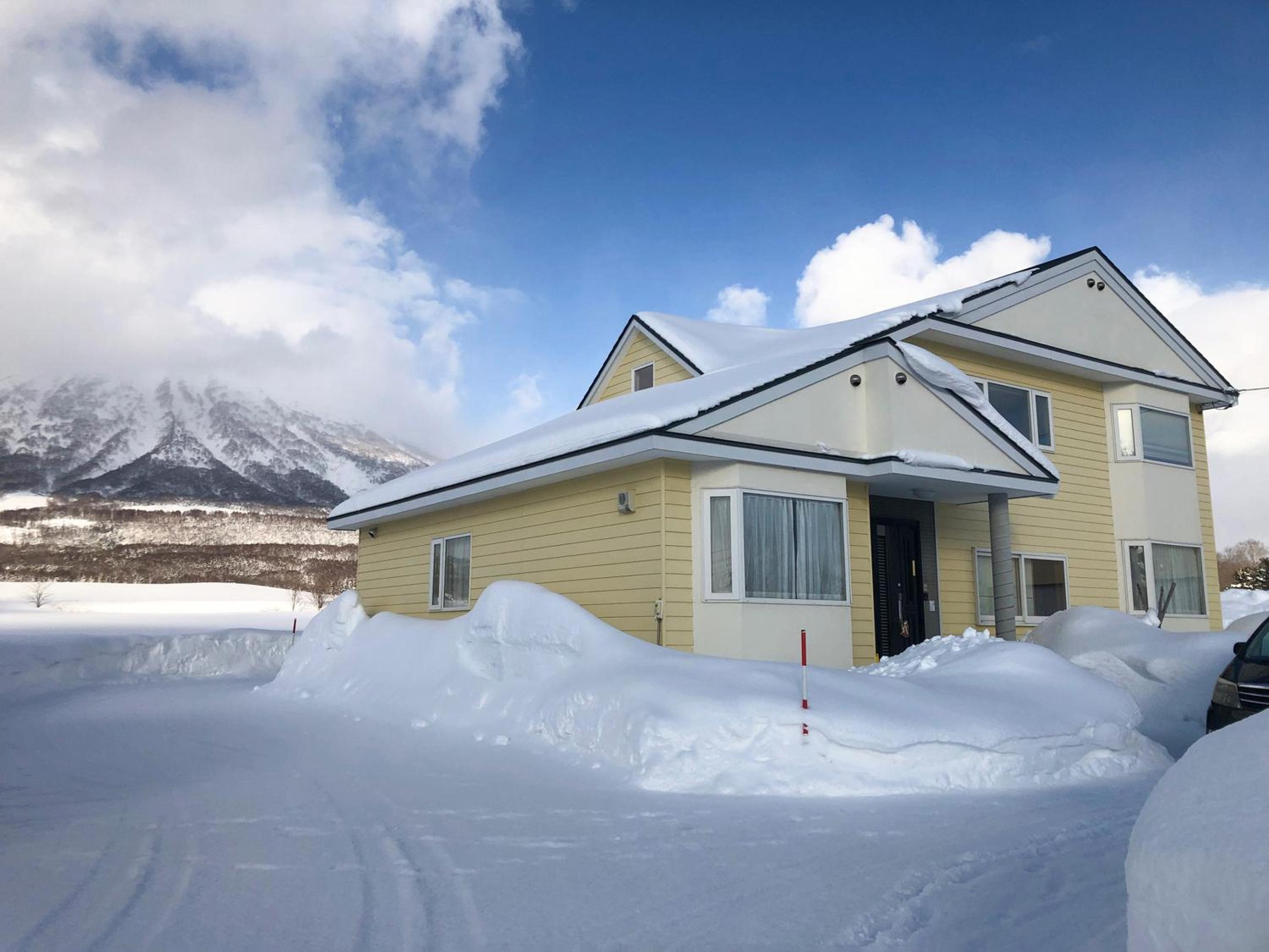 Five-Bedroom House photo 2