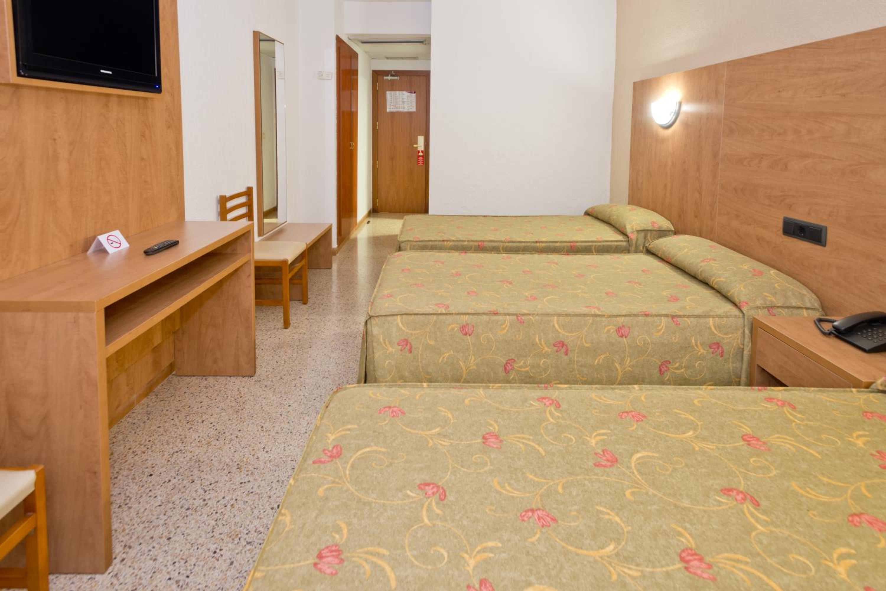 Habitación triple con vista a la piscina