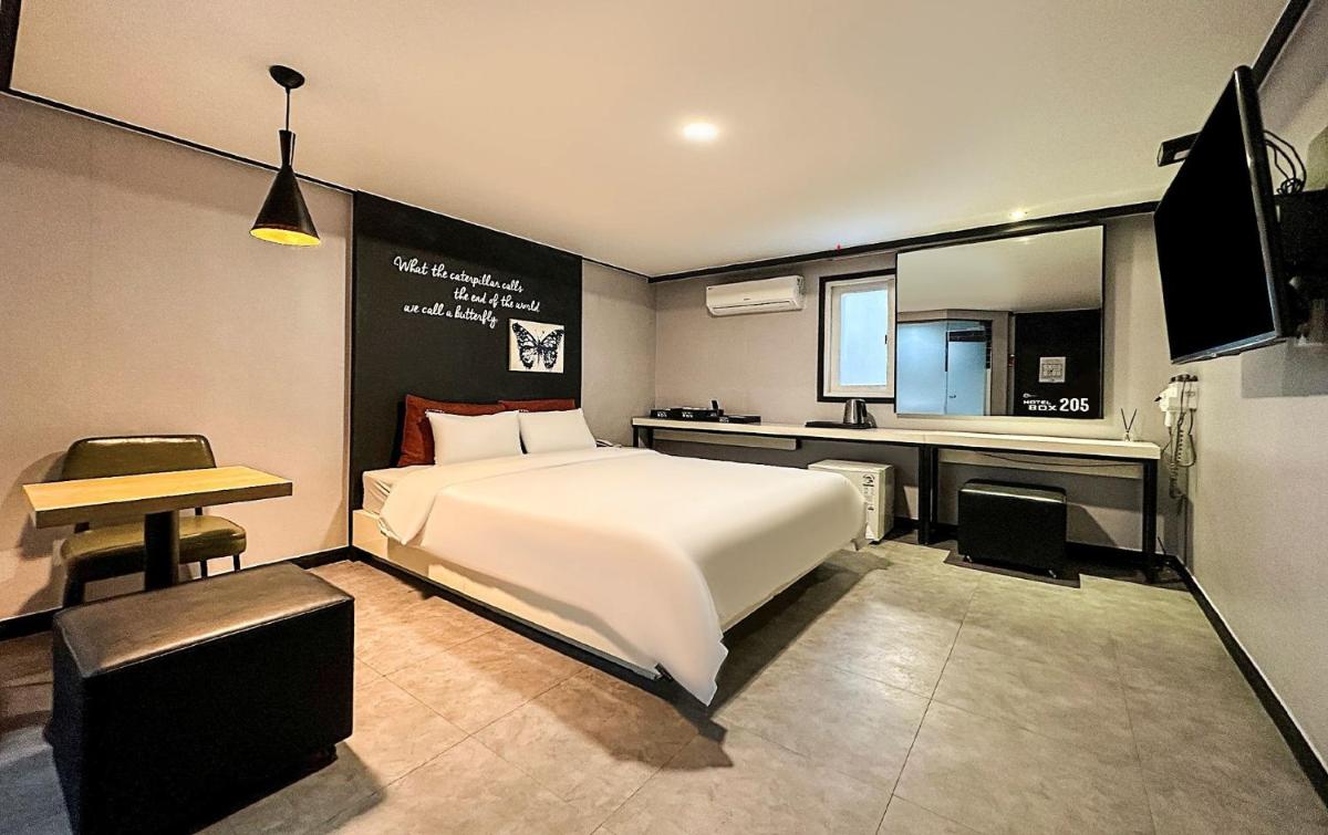 Double Room with Balcony (2 Adults + 1 Child) photo 2