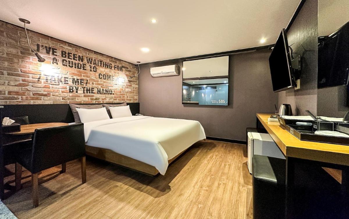 Deluxe Room (2 Adults + 1 Child) photo 2