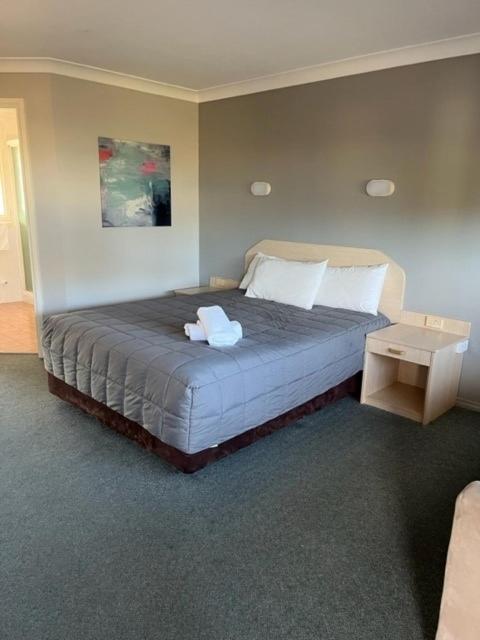 Upstairs Queen Deluxe Room  photo 1