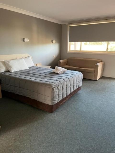 Upstairs Queen Deluxe Room  photo 3