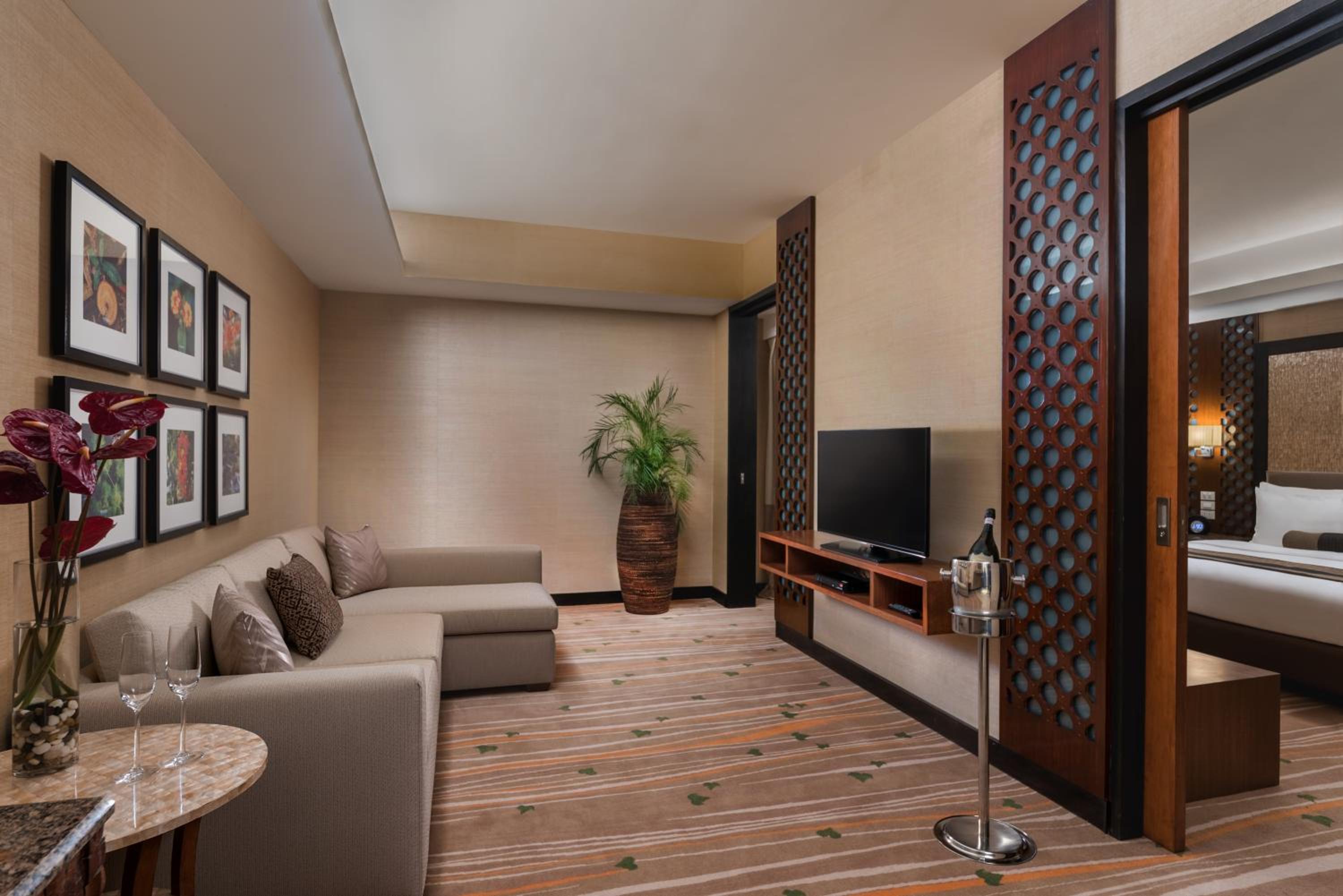King Suite with Sofa - Non-Smoking photo 2