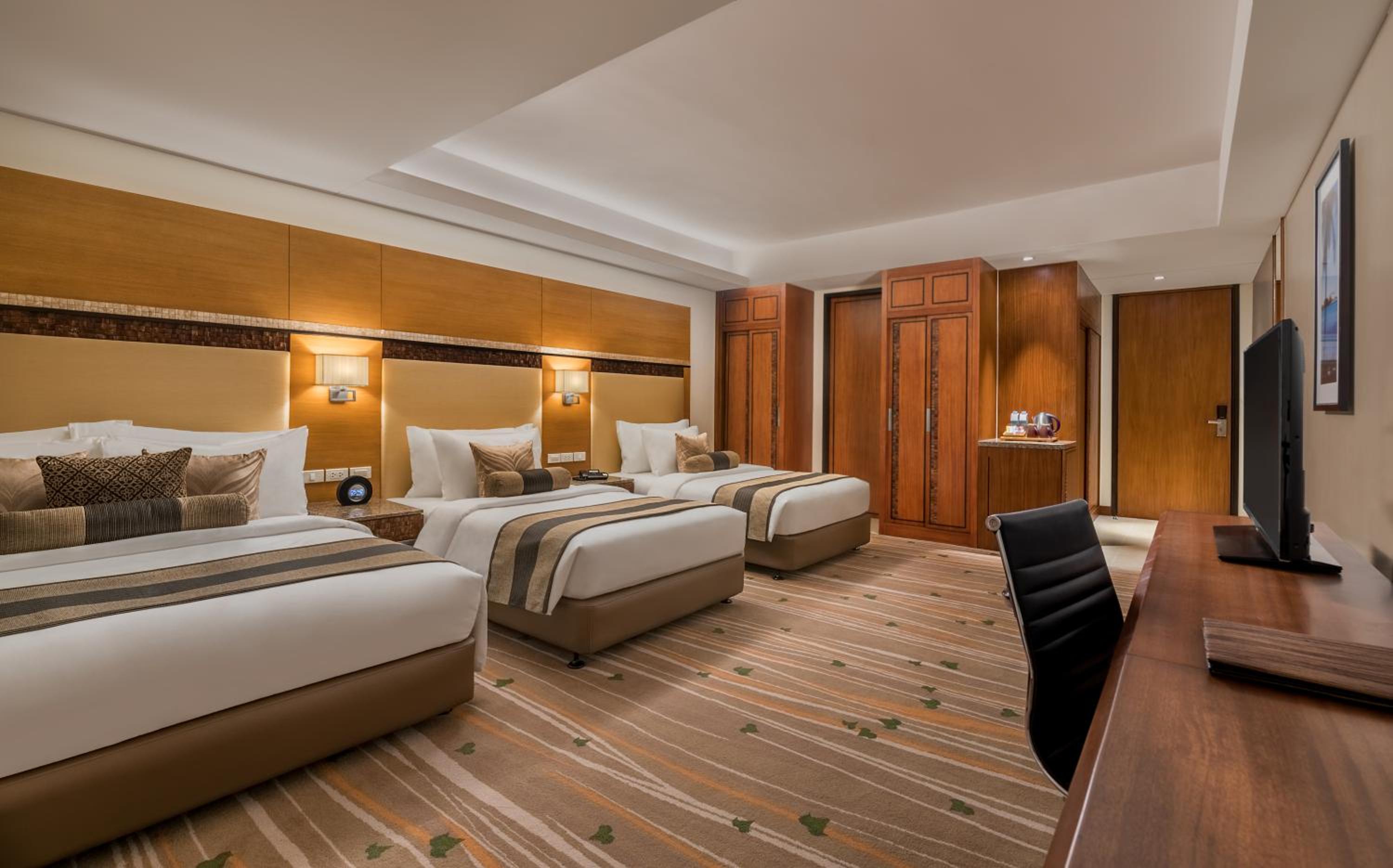 Family Room with One Queen Bed and Two Single Beds - Non-Smoking  photo 2