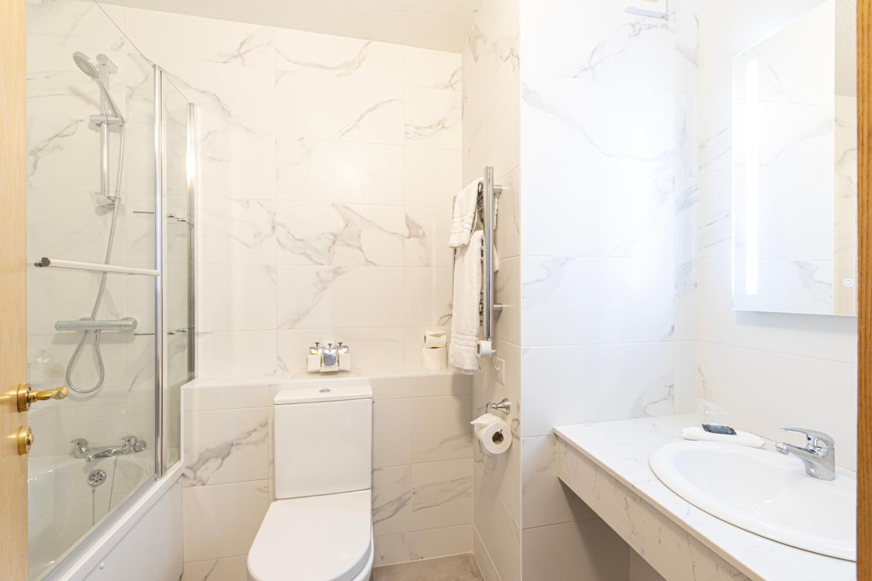 Double Room with Street View - Photo 10