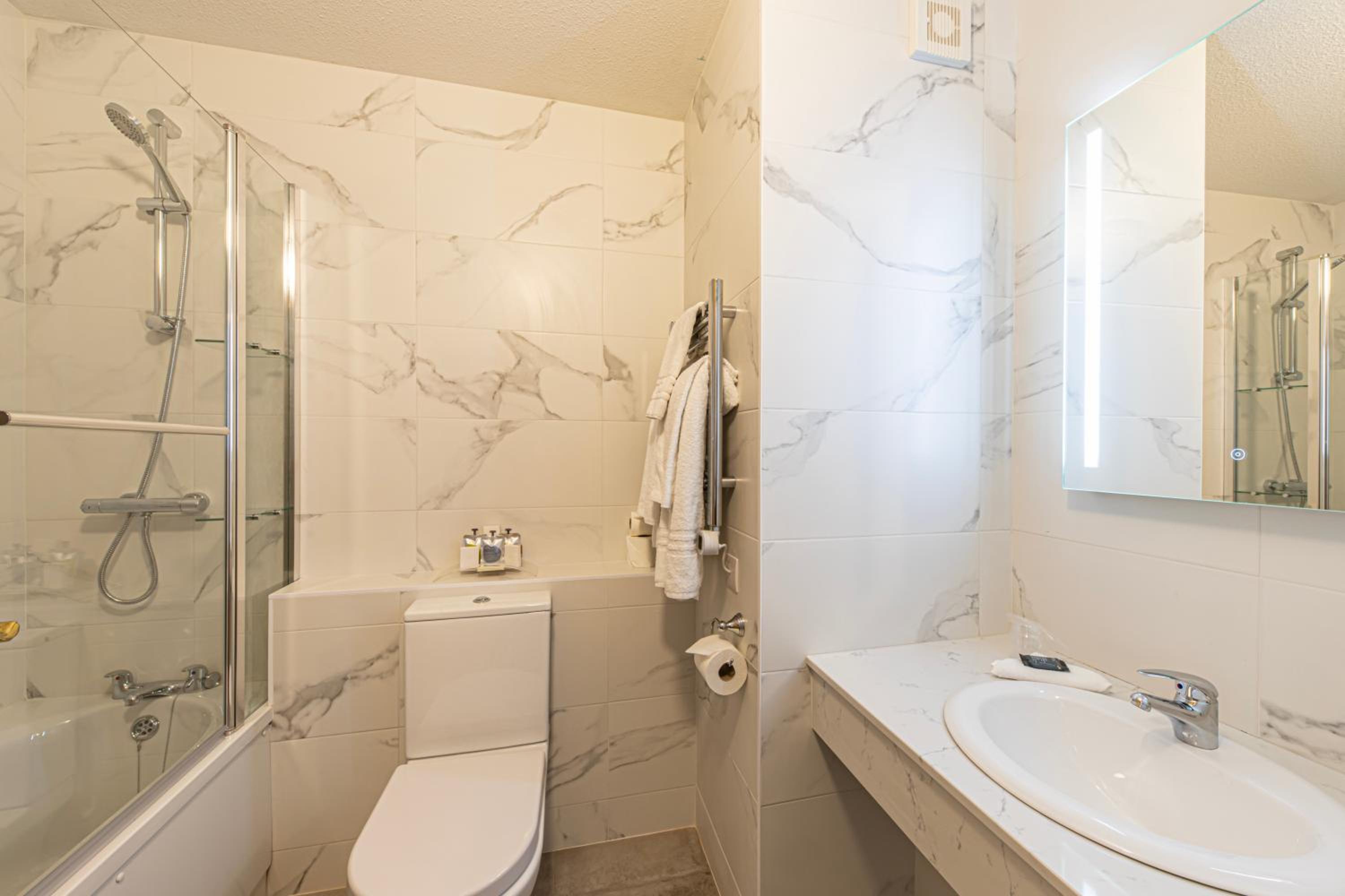 Double Room with Street View - Photo 12