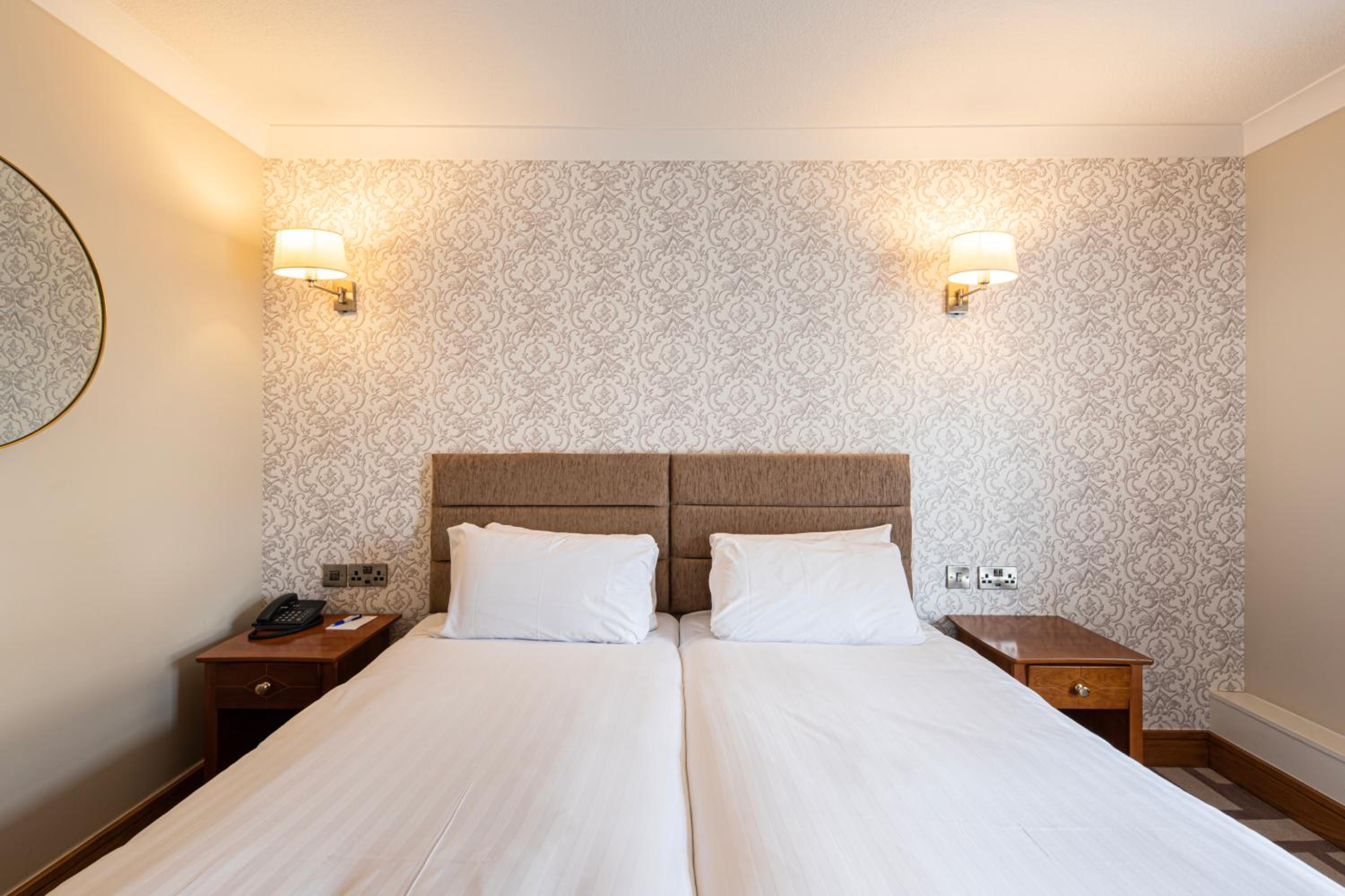 Twin Room with Street View - Photo 5