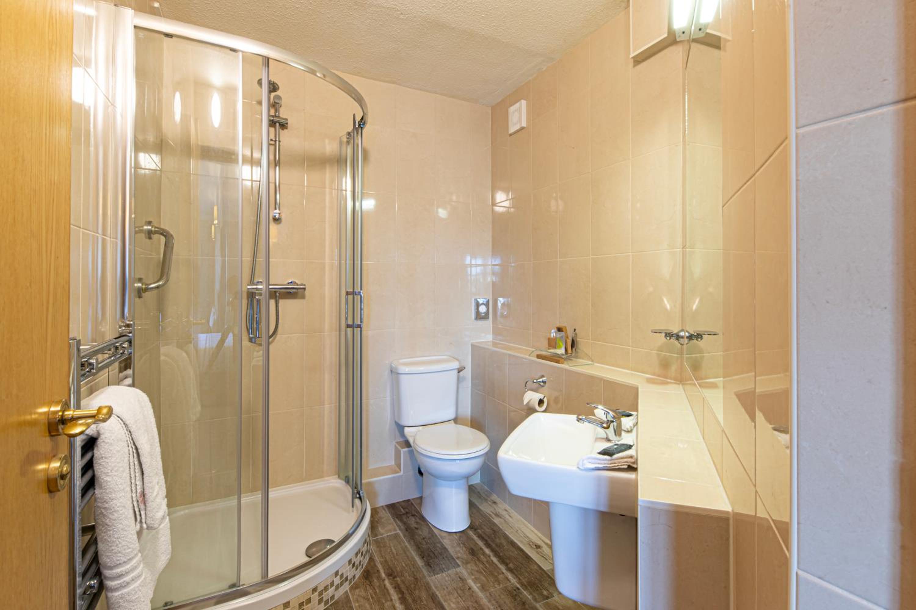 Double Room with River View - Photo 11