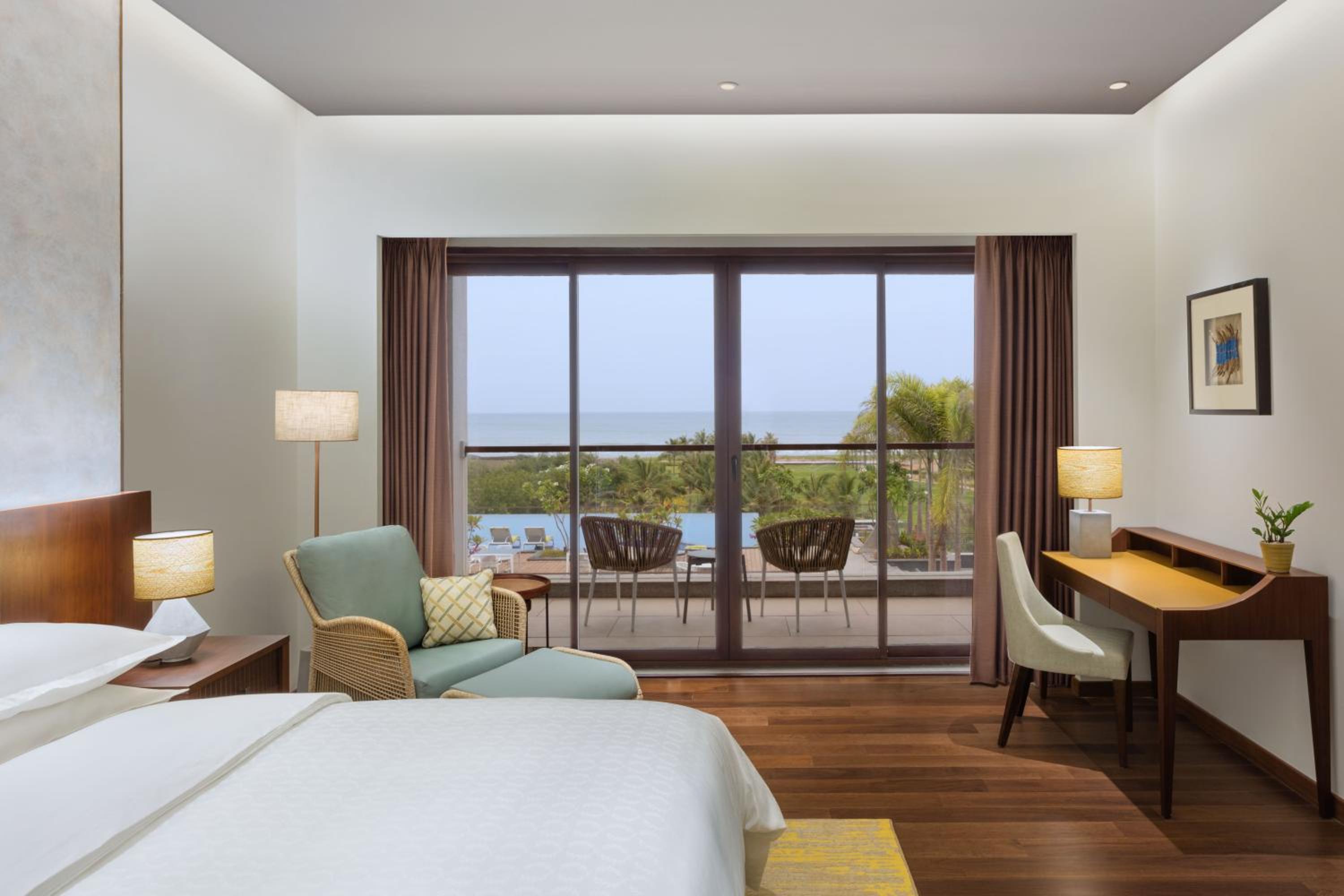 Sea View, Top Floor, Suite King - Complimentary HiTea by the Beach