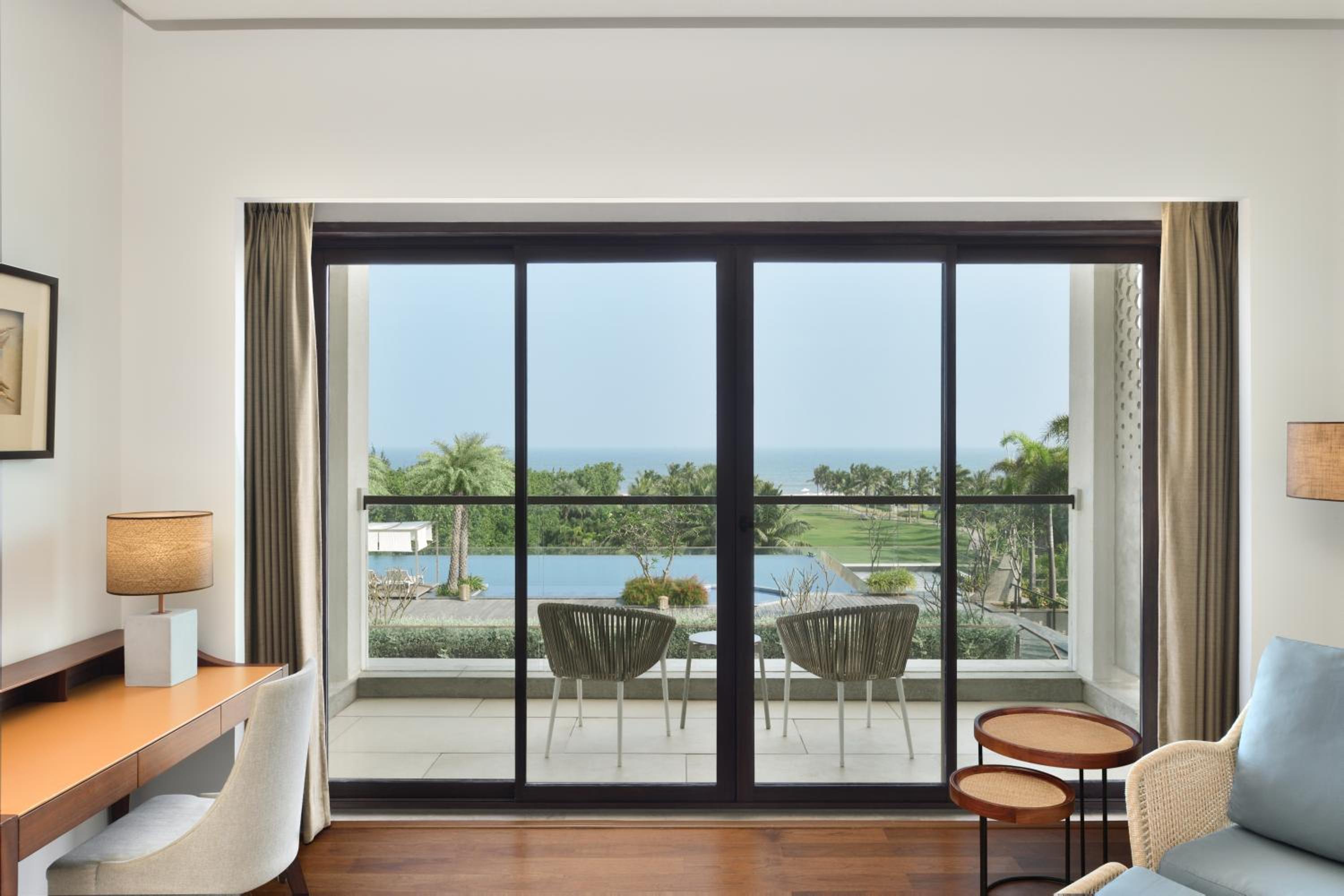 Sea View Top Floor Deluxe Guest Room Queen - Complimentary HiTea by the Beach photo 2