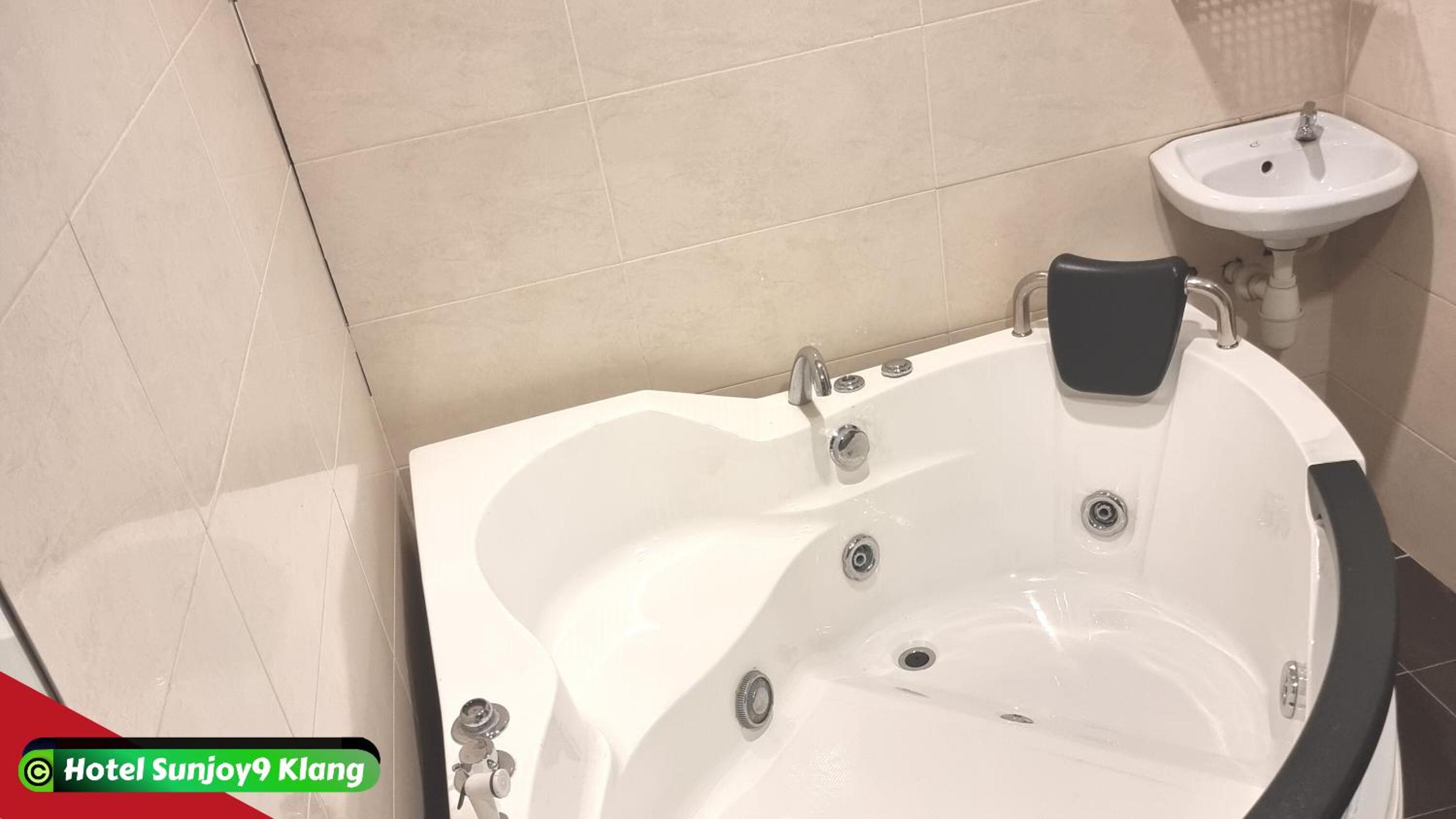 Premium Family-4 Suite with Jacuzzi Spa Bath - Photo 1