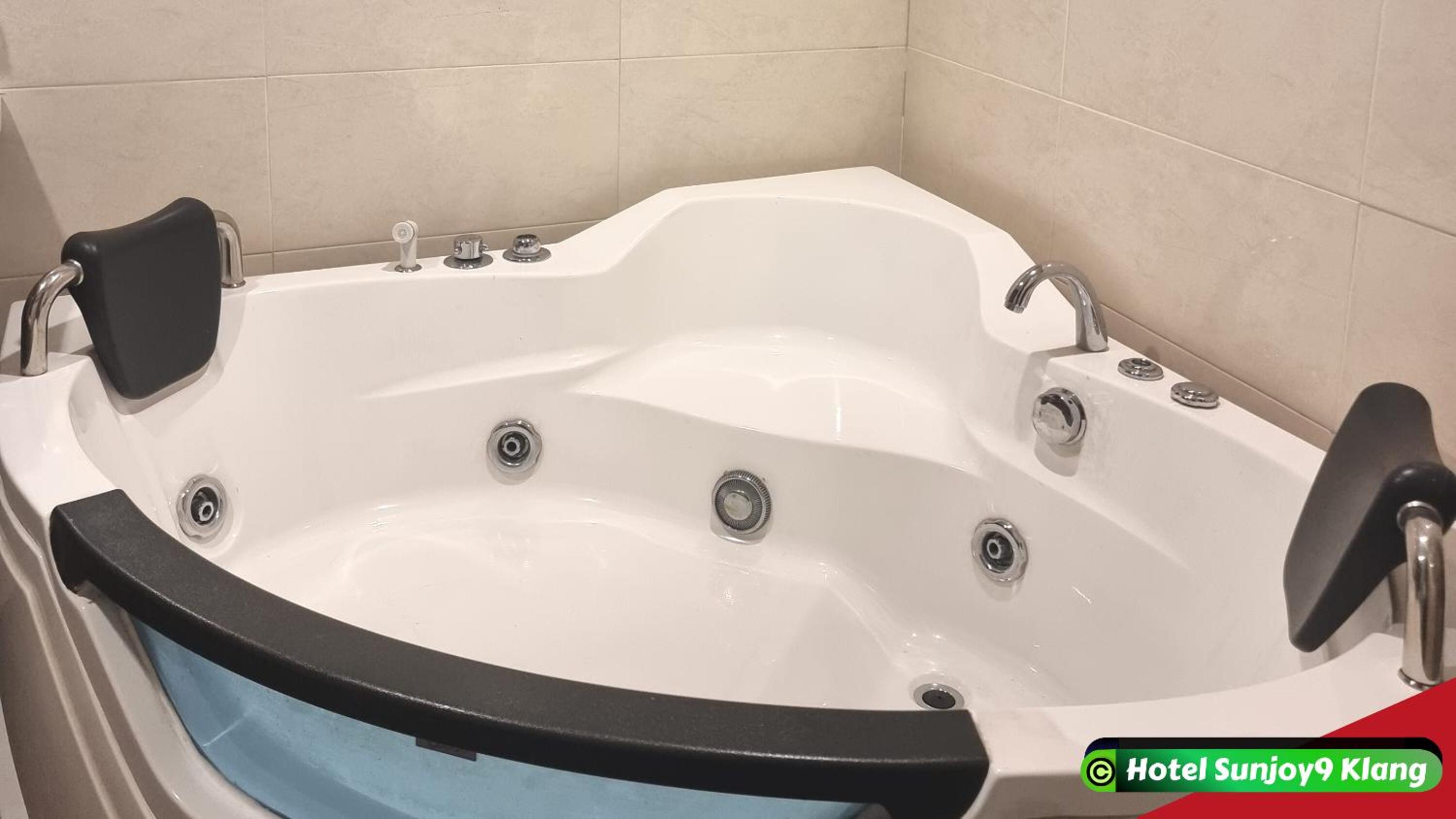 Premium Family-4 Suite with Jacuzzi Spa Bath - Photo 2