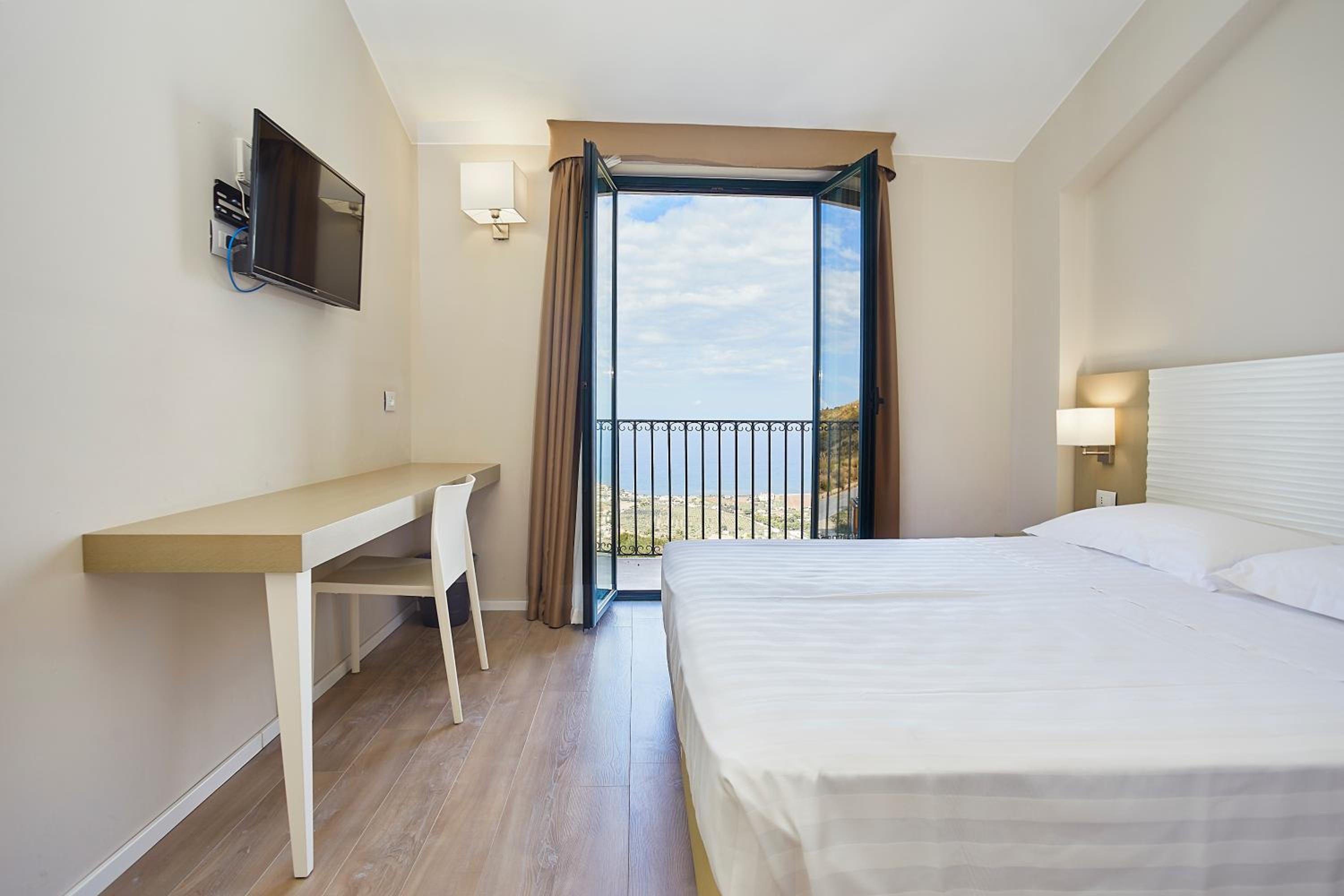 Deluxe Double Room With Balcony And Sea View