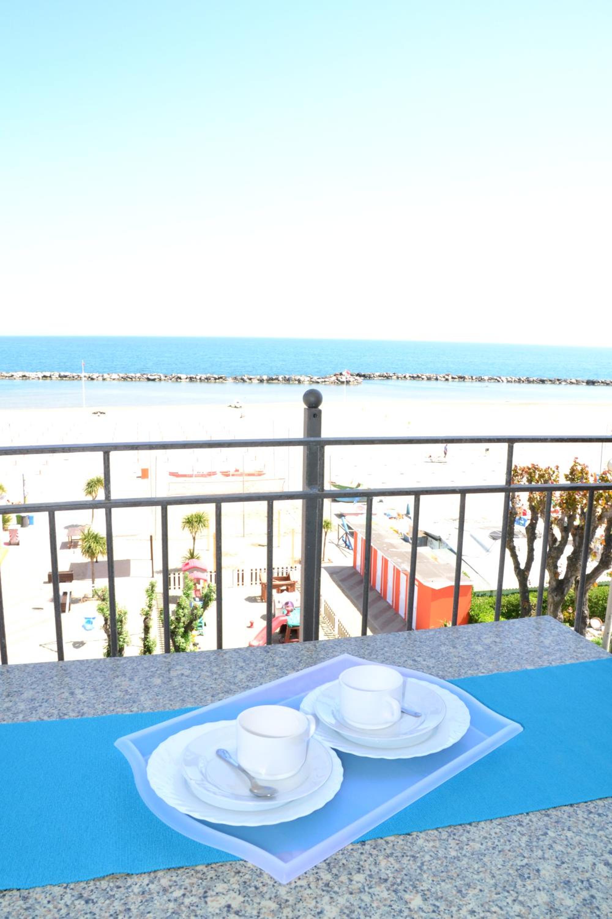Large One-Bedroom Apartment with Sea View  - Photo 2