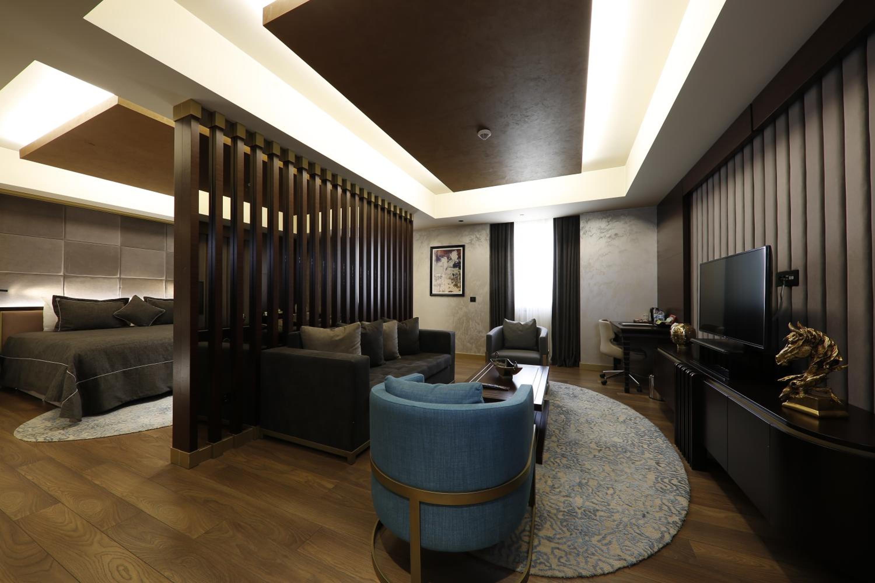 Deluxe King Suite