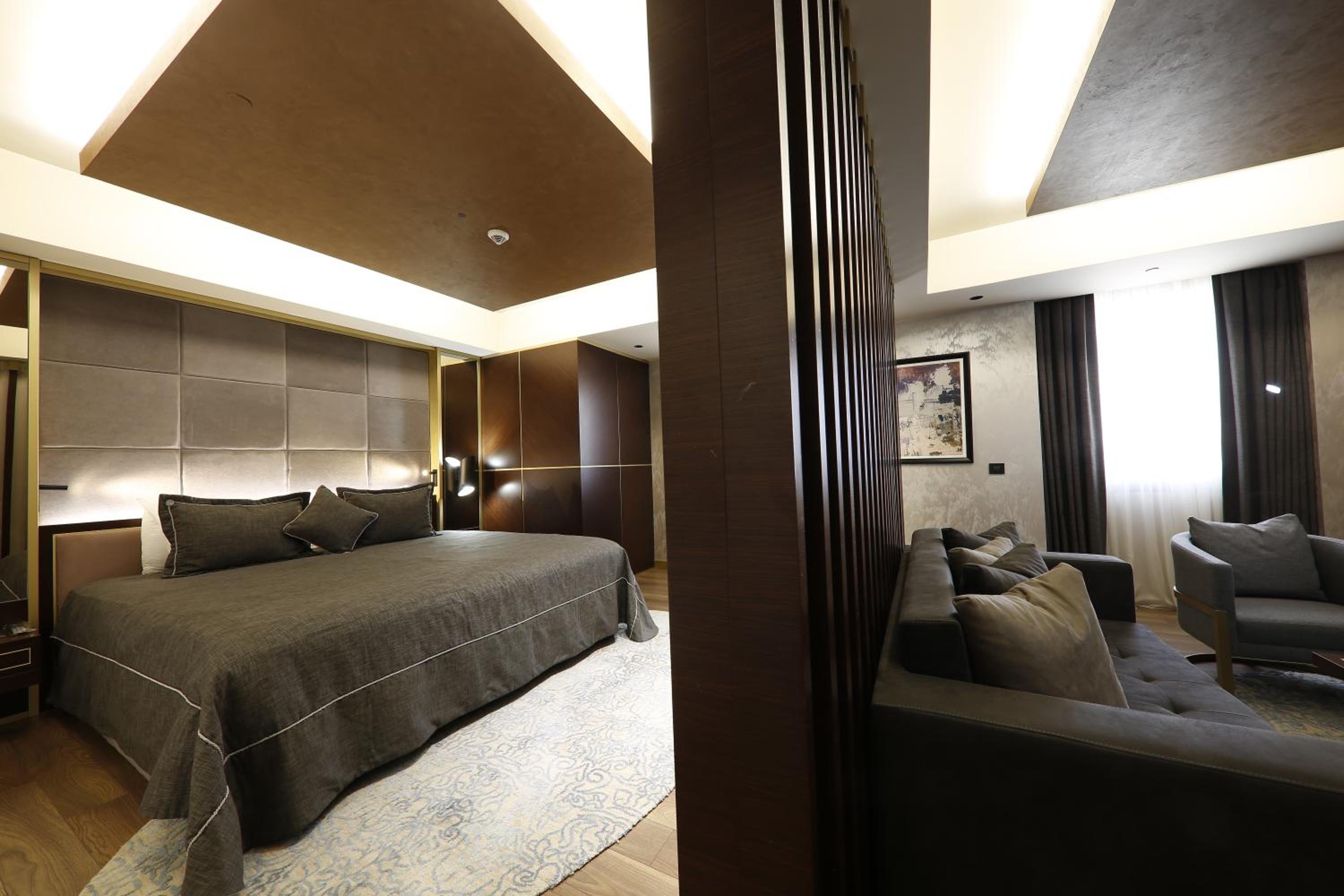 Deluxe King Suite photo 3