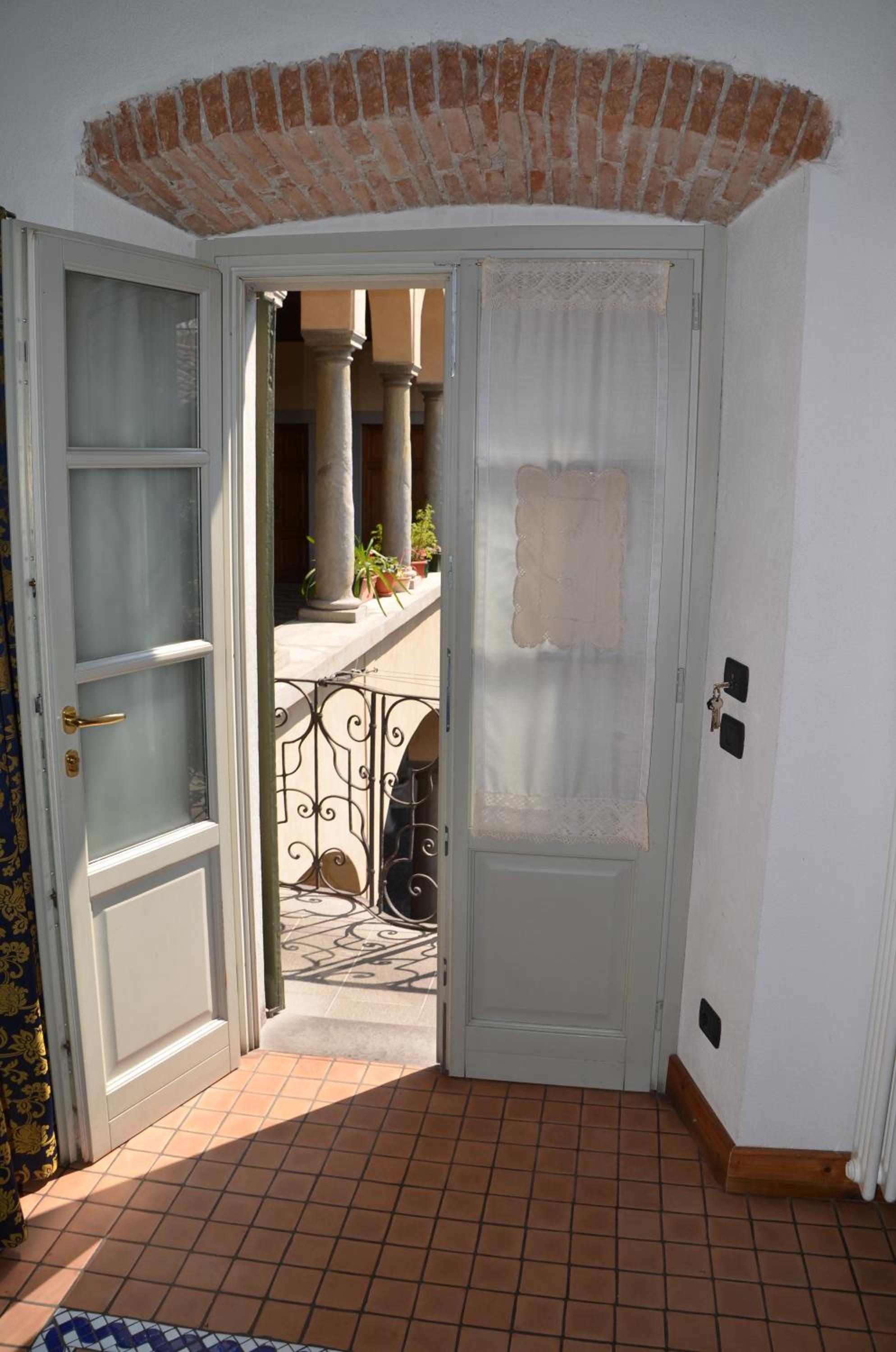 One-Bedroom Apartment with Balcony photo 3