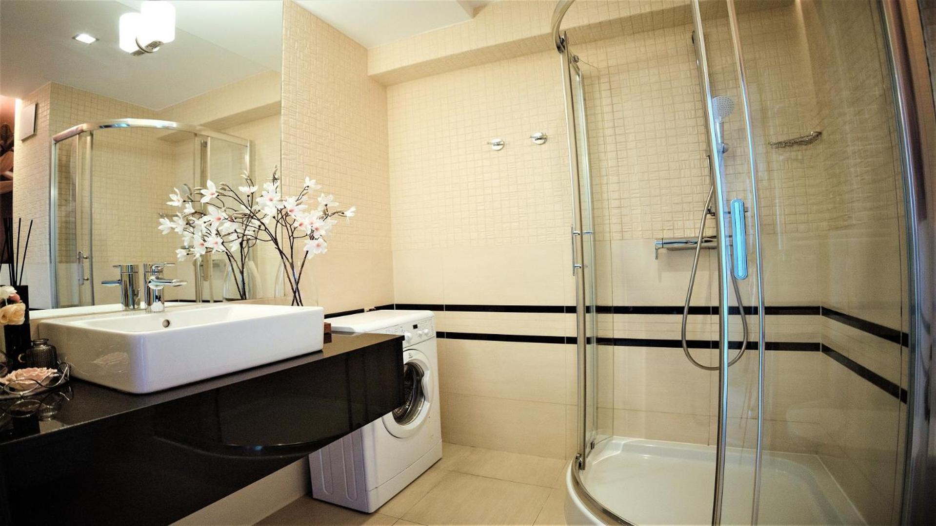 One-Bedroom Apartment with Shower - Photo 5
