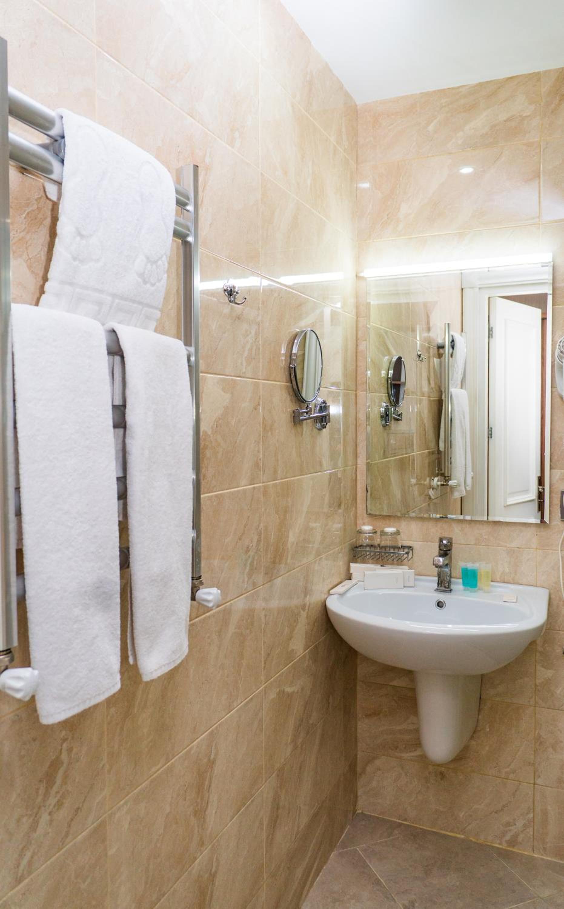 Standard Double or Twin Room - Photo 5