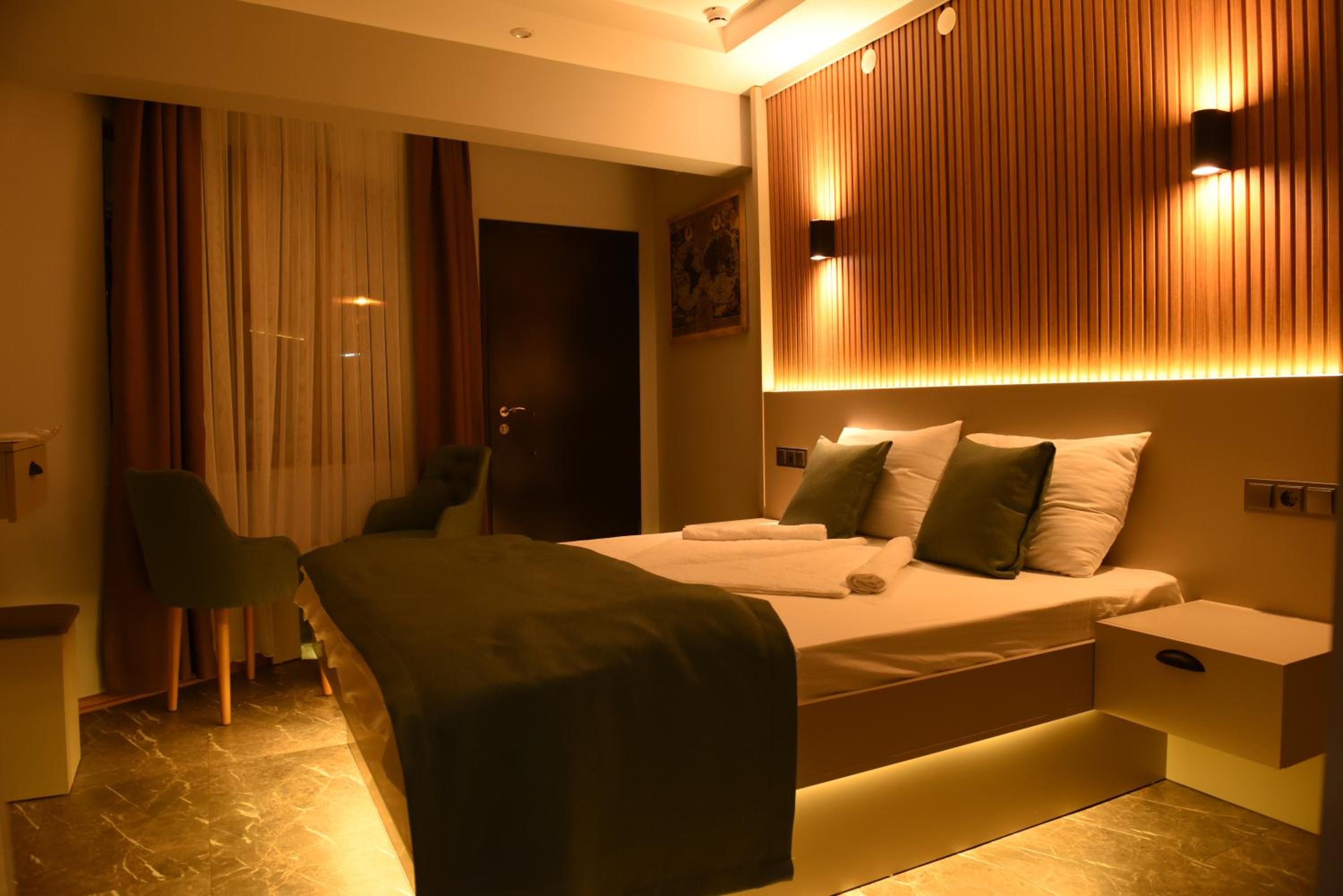 Double Room with Pool View - Photo 7