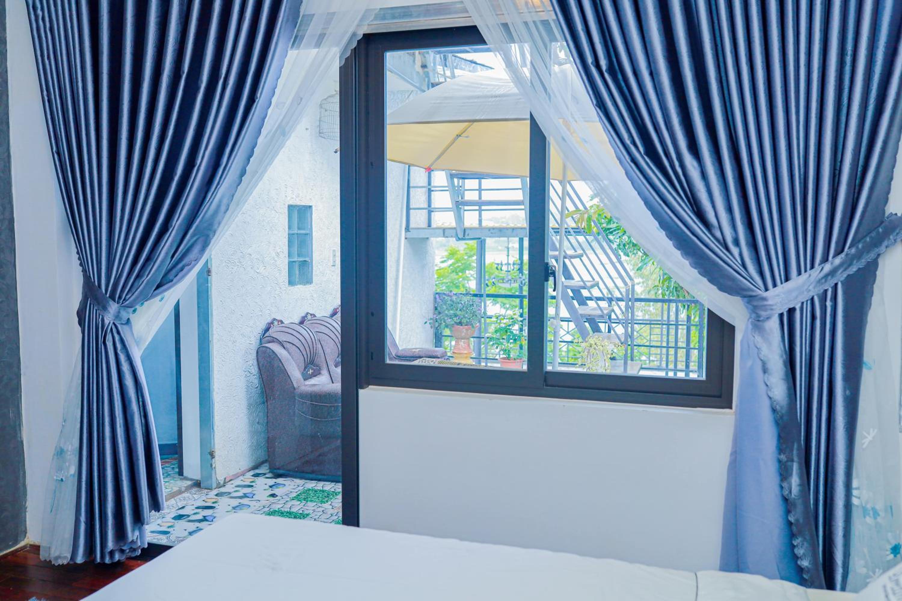 Deluxe Double Room with Balcony - Photo 12